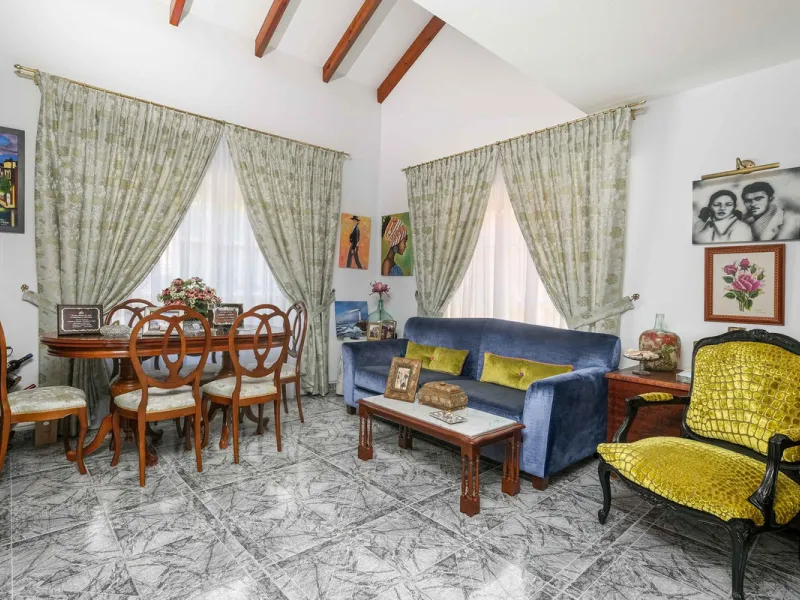 Discover your new home in the prestigious area of El Coto! We present to you this charming two-story semi-detached house, ideal for families seeking comfort and style. With 5 bedrooms and three bathrooms, you'll have the perfect space for every member of 