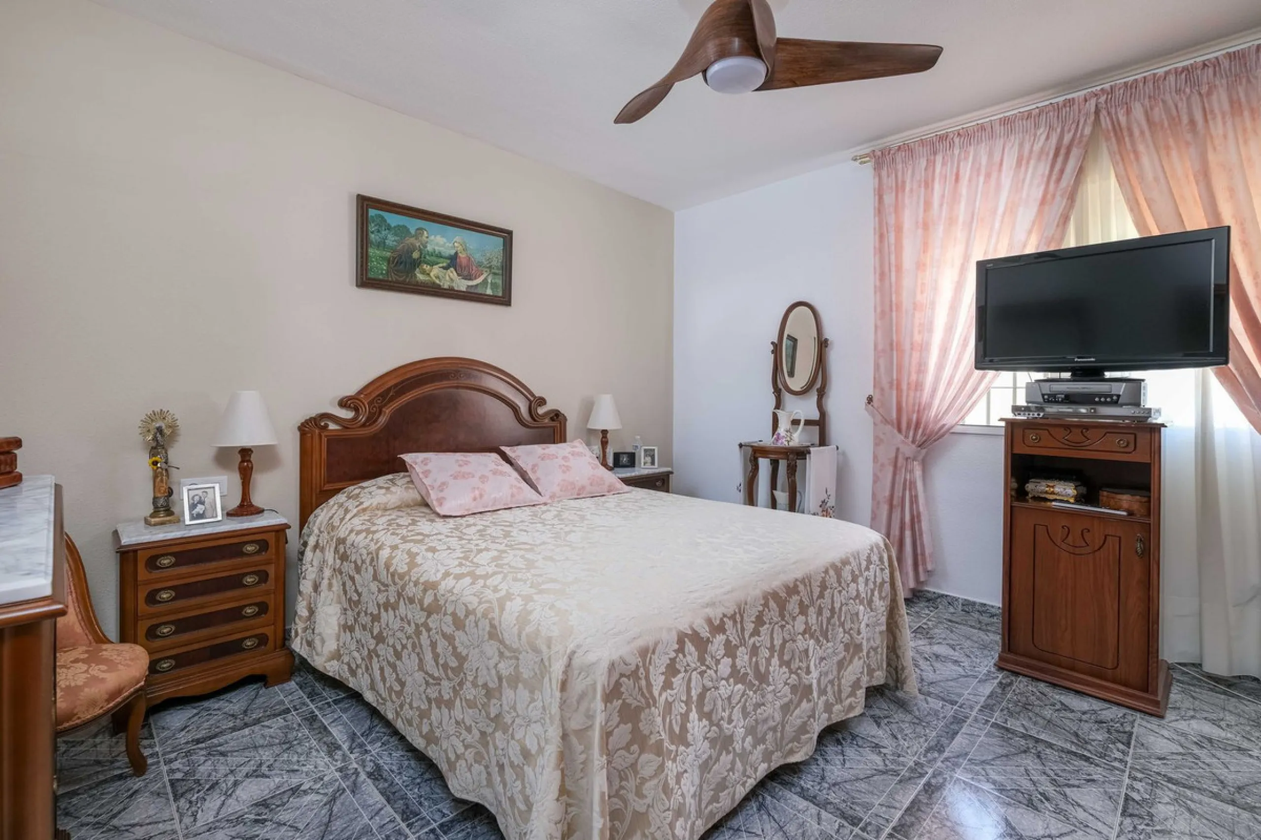 Discover your new home in the prestigious area of El Coto! We present to you this charming two-story semi-detached house, ideal for families seeking comfort and style. With 5 bedrooms and three bathrooms, you'll have the perfect space for every member of 