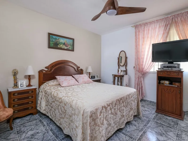 Discover your new home in the prestigious area of El Coto! We present to you this charming two-story semi-detached house, ideal for families seeking comfort and style. With 5 bedrooms and three bathrooms, you'll have the perfect space for every member of 