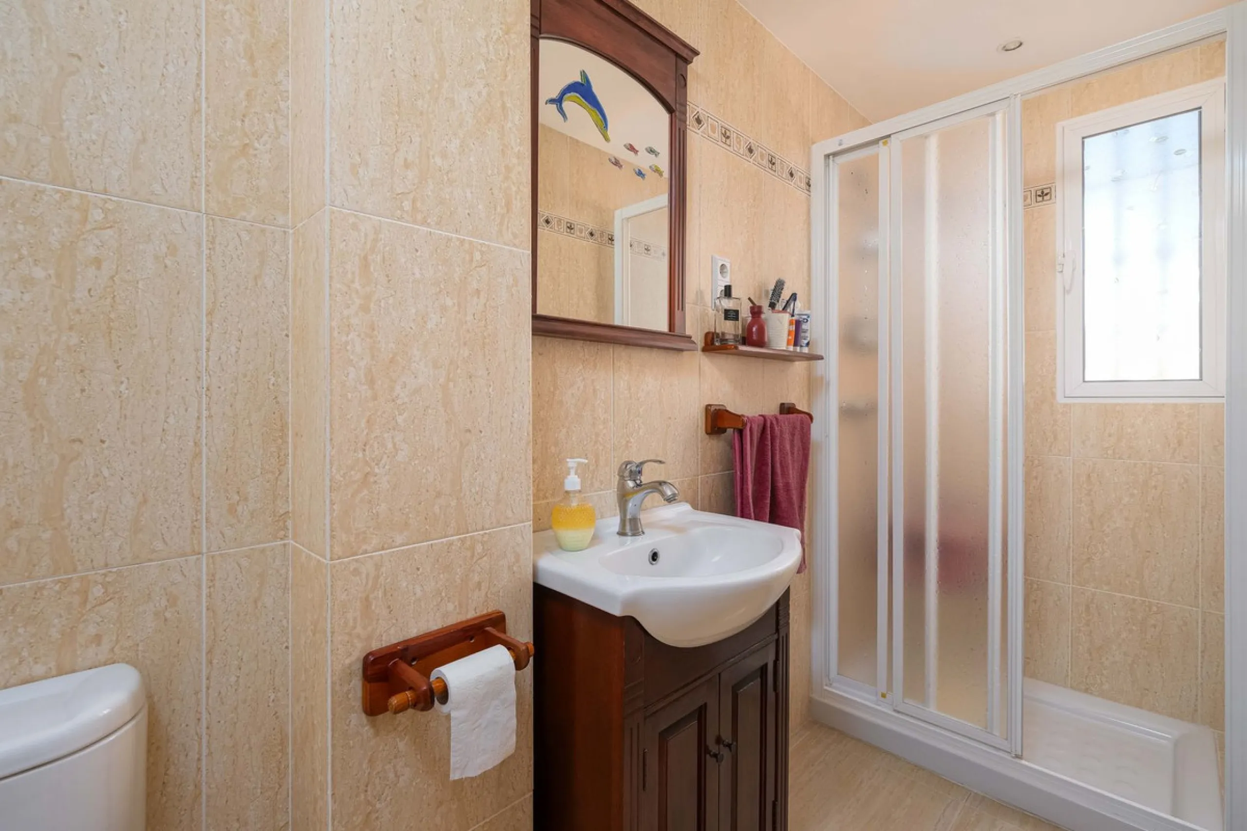 Discover your new home in the prestigious area of El Coto! We present to you this charming two-story semi-detached house, ideal for families seeking comfort and style. With 5 bedrooms and three bathrooms, you'll have the perfect space for every member of 