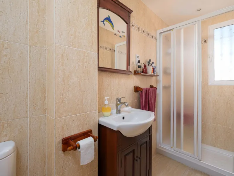 Discover your new home in the prestigious area of El Coto! We present to you this charming two-story semi-detached house, ideal for families seeking comfort and style. With 5 bedrooms and three bathrooms, you'll have the perfect space for every member of 