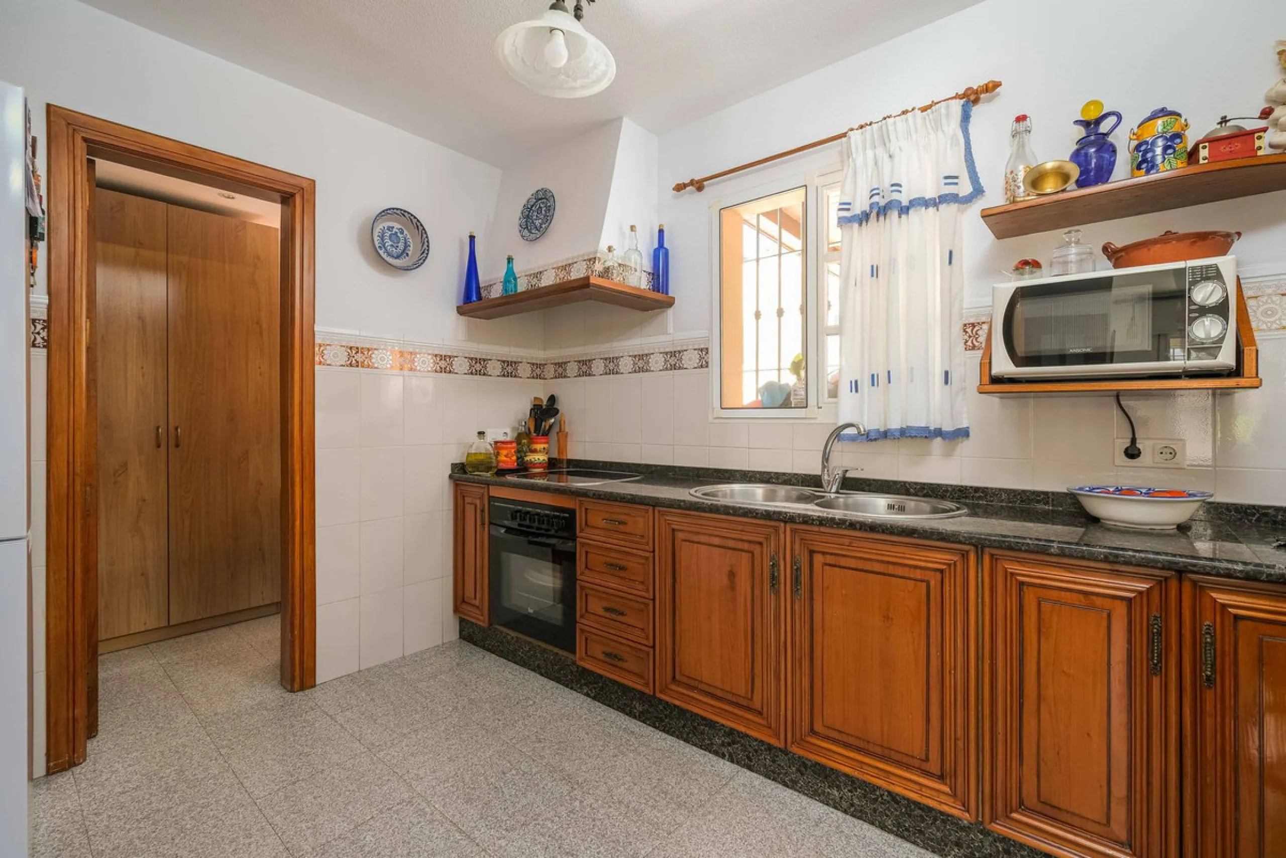 Discover your new home in the prestigious area of El Coto! We present to you this charming two-story semi-detached house, ideal for families seeking comfort and style. With 5 bedrooms and three bathrooms, you'll have the perfect space for every member of 