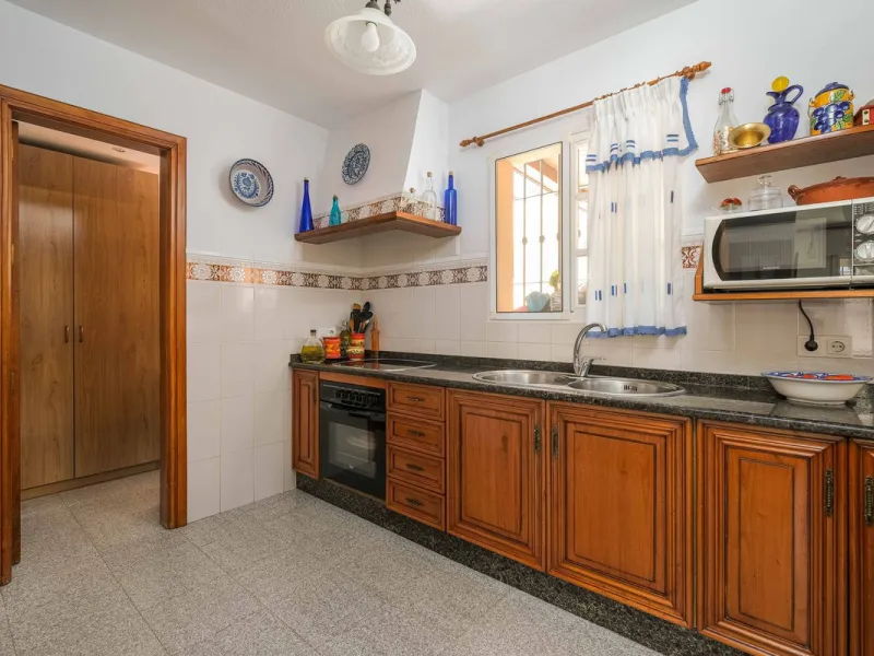 Discover your new home in the prestigious area of El Coto! We present to you this charming two-story semi-detached house, ideal for families seeking comfort and style. With 5 bedrooms and three bathrooms, you'll have the perfect space for every member of 