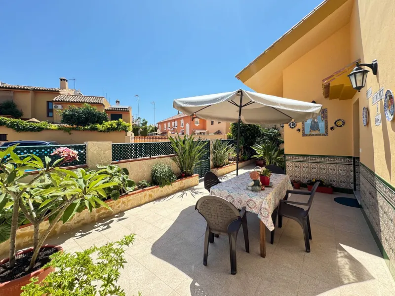 Discover your new home in the prestigious area of El Coto! We present to you this charming two-story semi-detached house, ideal for families seeking comfort and style. With 5 bedrooms and three bathrooms, you'll have the perfect space for every member of 