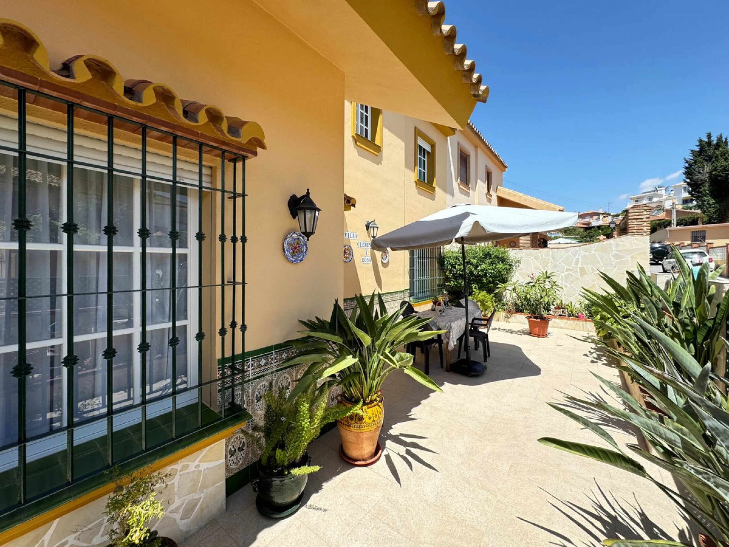 Discover your new home in the prestigious area of El Coto! We present to you this charming two-story semi-detached house, ideal for families seeking comfort and style. With 5 bedrooms and three bathrooms, you'll have the perfect space for every member of 