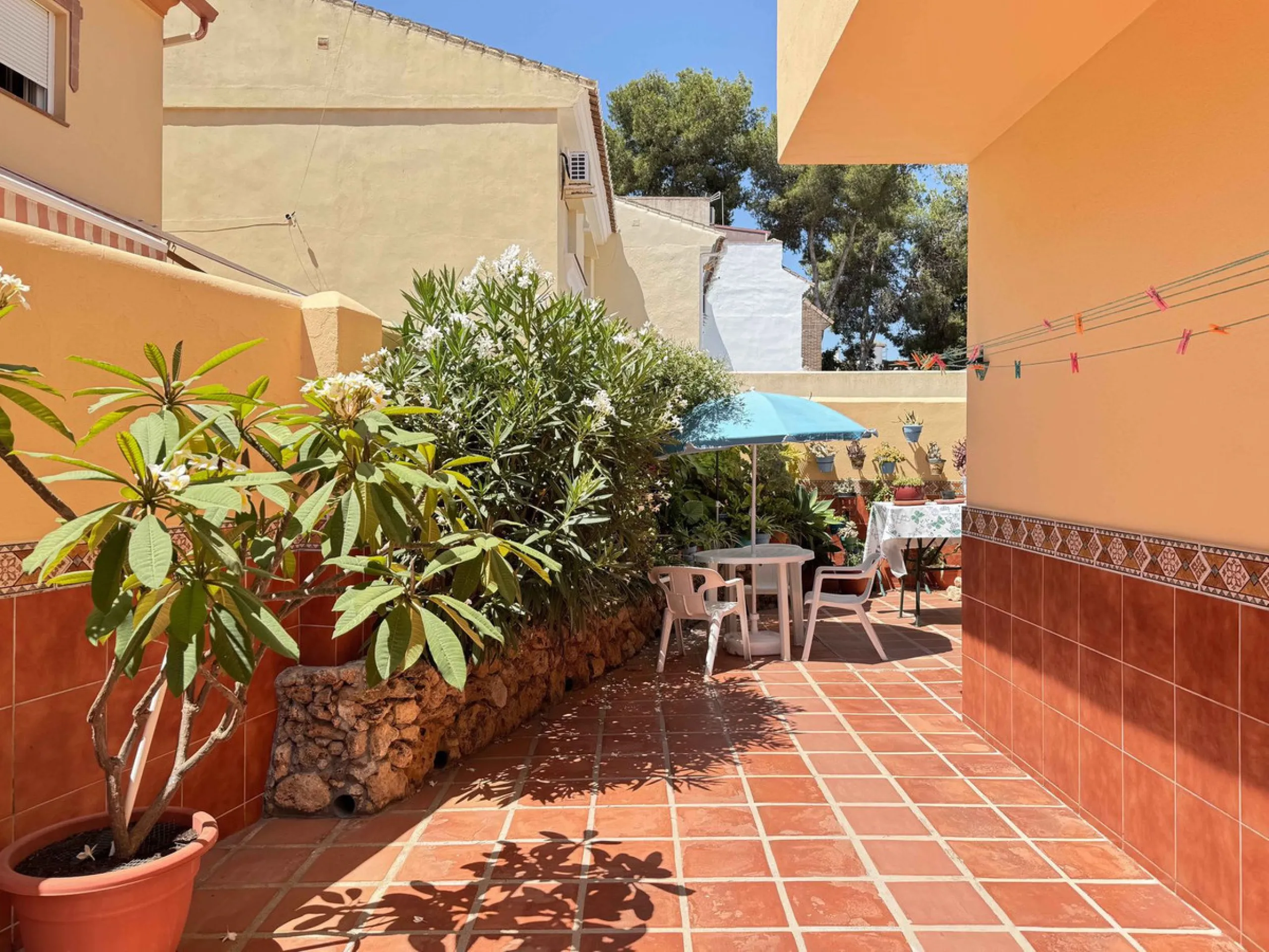 Discover your new home in the prestigious area of El Coto! We present to you this charming two-story semi-detached house, ideal for families seeking comfort and style. With 5 bedrooms and three bathrooms, you'll have the perfect space for every member of 