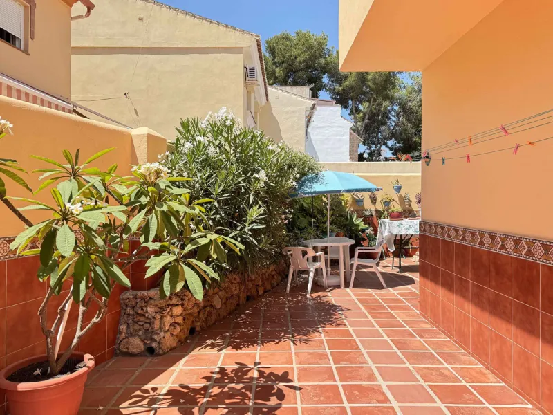 Discover your new home in the prestigious area of El Coto! We present to you this charming two-story semi-detached house, ideal for families seeking comfort and style. With 5 bedrooms and three bathrooms, you'll have the perfect space for every member of 