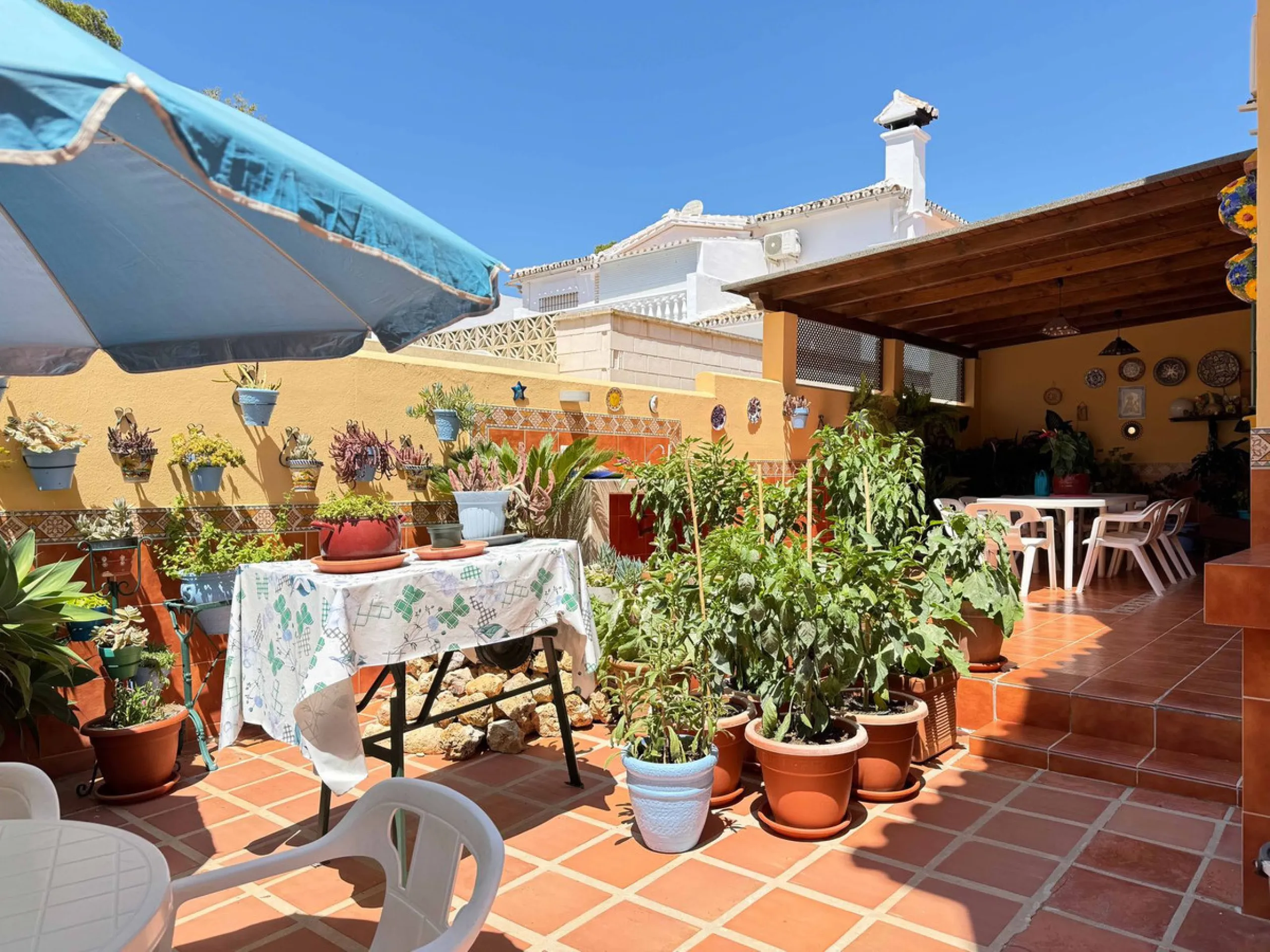 Discover your new home in the prestigious area of El Coto! We present to you this charming two-story semi-detached house, ideal for families seeking comfort and style. With 5 bedrooms and three bathrooms, you'll have the perfect space for every member of 