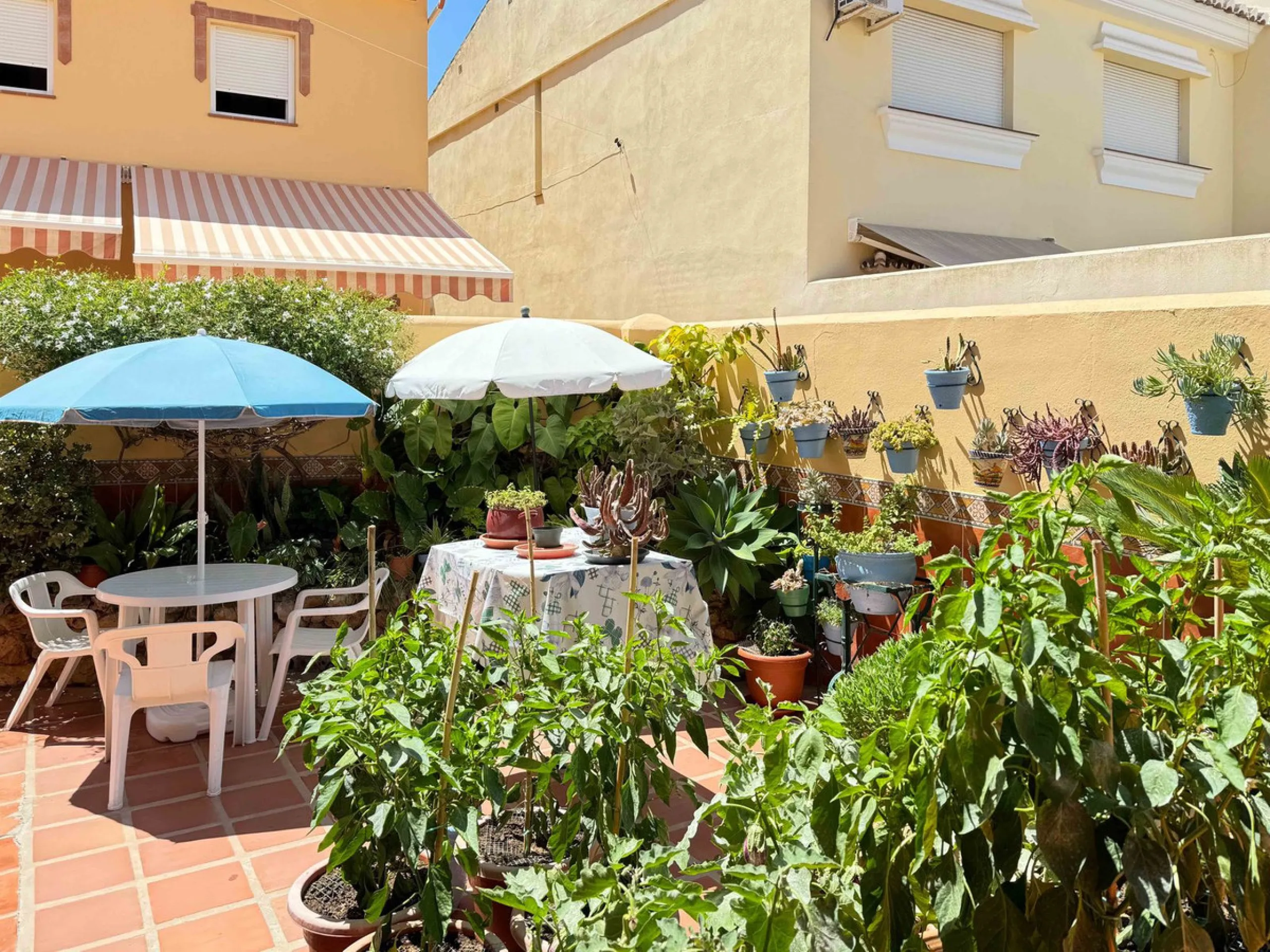 Discover your new home in the prestigious area of El Coto! We present to you this charming two-story semi-detached house, ideal for families seeking comfort and style. With 5 bedrooms and three bathrooms, you'll have the perfect space for every member of 