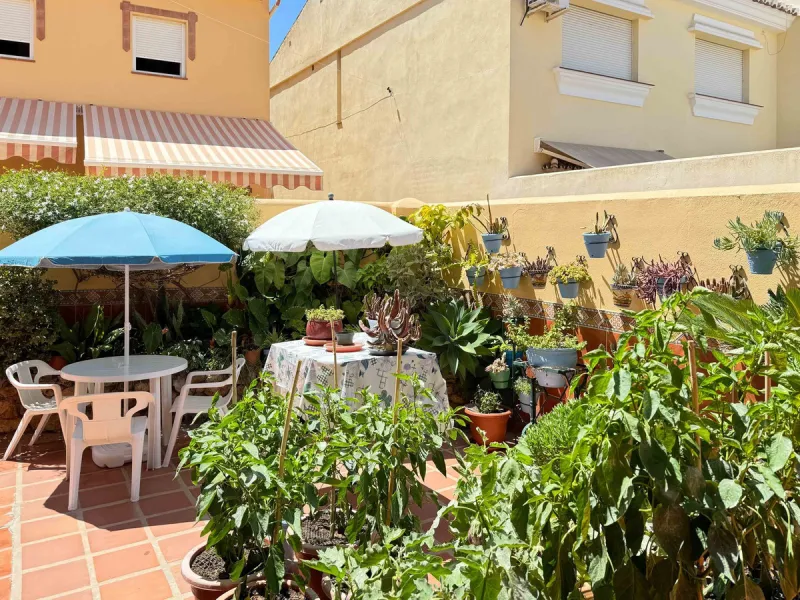 Discover your new home in the prestigious area of El Coto! We present to you this charming two-story semi-detached house, ideal for families seeking comfort and style. With 5 bedrooms and three bathrooms, you'll have the perfect space for every member of 