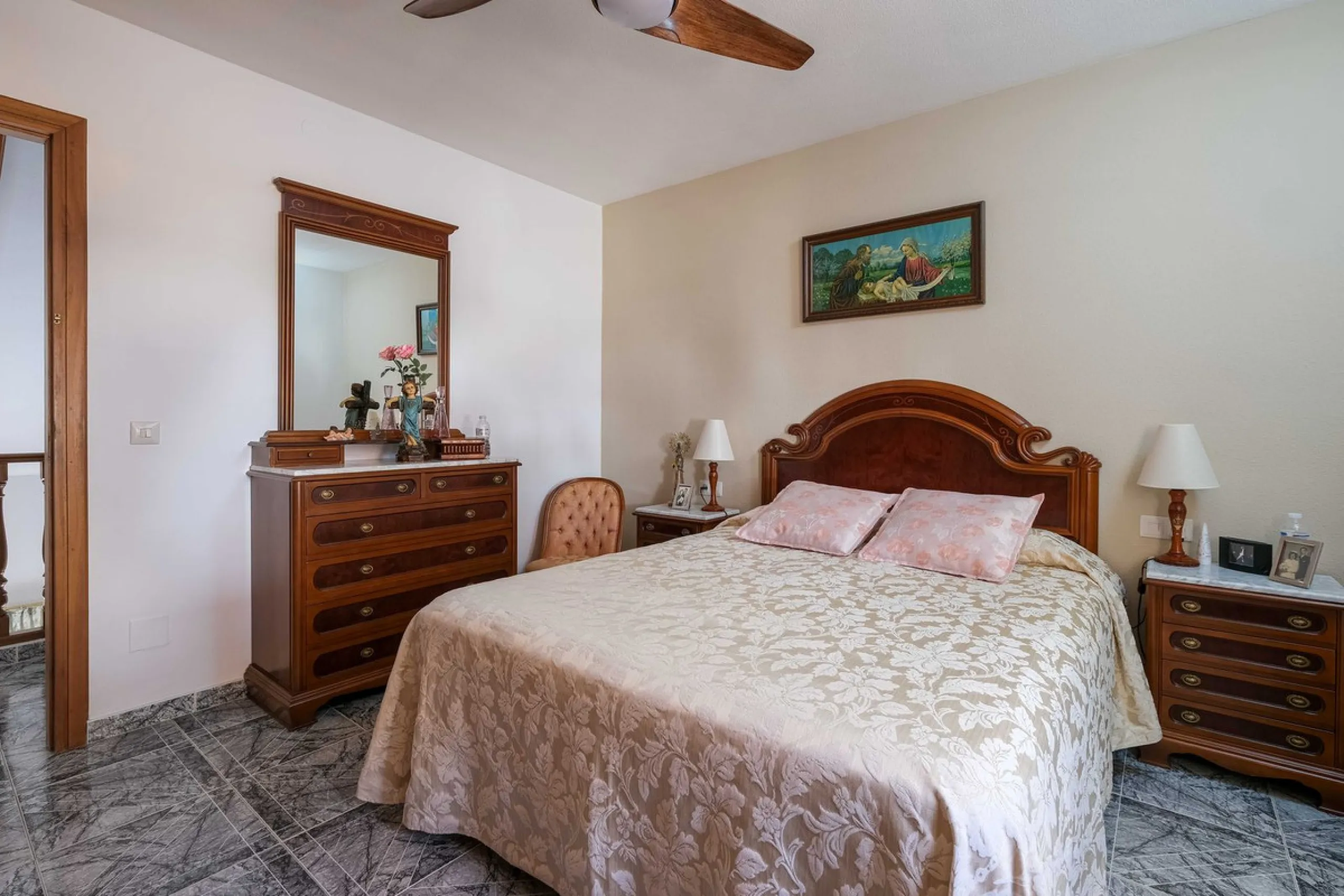 Discover your new home in the prestigious area of El Coto! We present to you this charming two-story semi-detached house, ideal for families seeking comfort and style. With 5 bedrooms and three bathrooms, you'll have the perfect space for every member of 