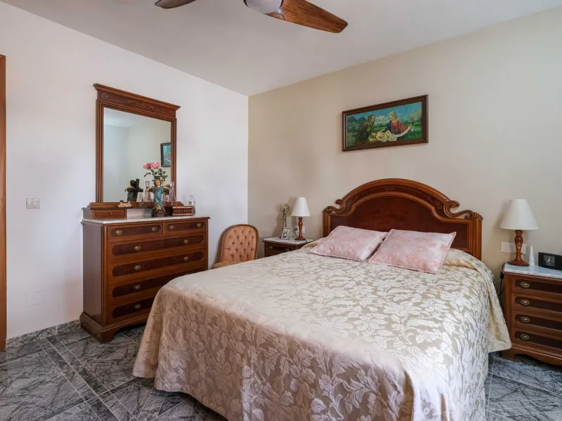 Discover your new home in the prestigious area of El Coto! We present to you this charming two-story semi-detached house, ideal for families seeking comfort and style. With 5 bedrooms and three bathrooms, you'll have the perfect space for every member of 