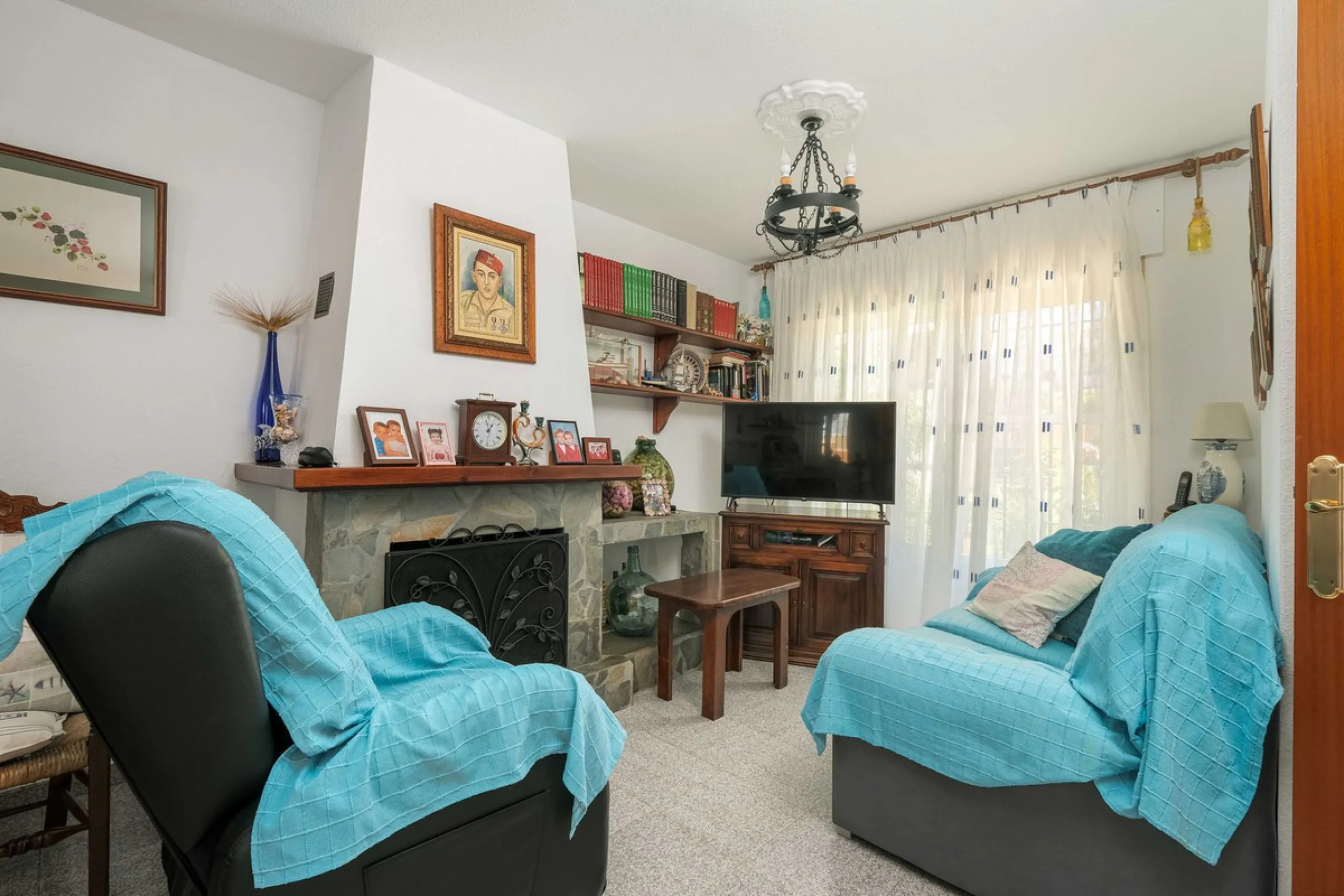 Discover your new home in the prestigious area of El Coto! We present to you this charming two-story semi-detached house, ideal for families seeking comfort and style. With 5 bedrooms and three bathrooms, you'll have the perfect space for every member of 