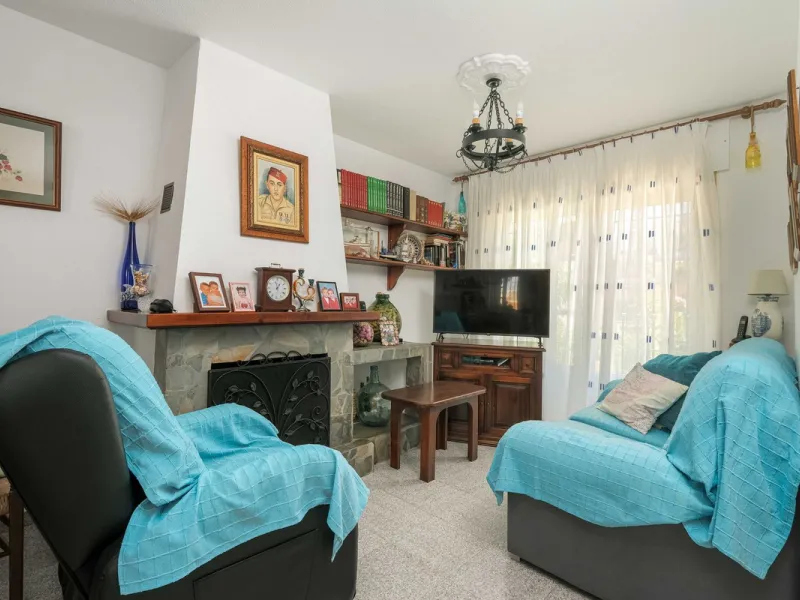 Discover your new home in the prestigious area of El Coto! We present to you this charming two-story semi-detached house, ideal for families seeking comfort and style. With 5 bedrooms and three bathrooms, you'll have the perfect space for every member of 