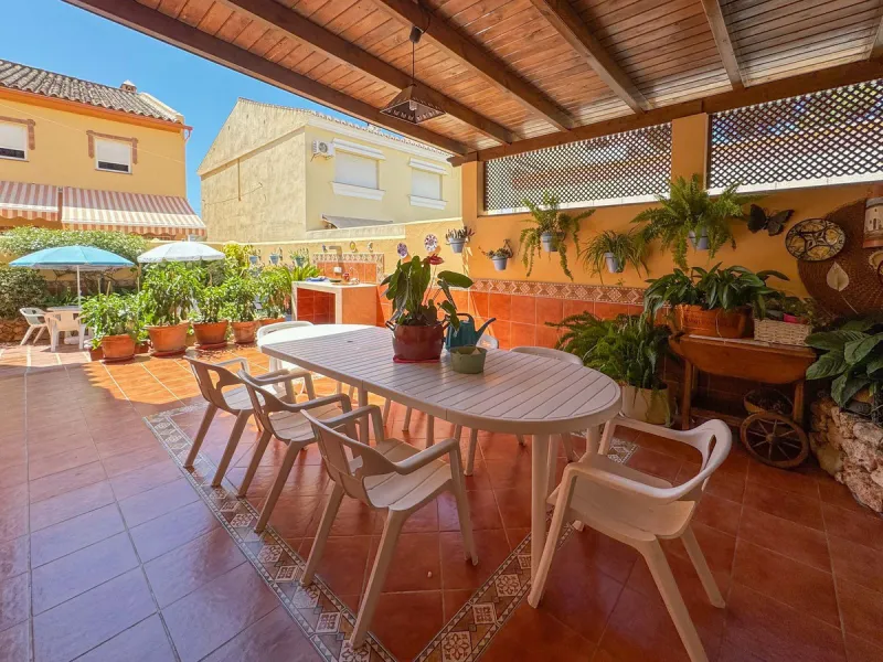 Discover your new home in the prestigious area of El Coto! We present to you this charming two-story semi-detached house, ideal for families seeking comfort and style. With 5 bedrooms and three bathrooms, you'll have the perfect space for every member of 