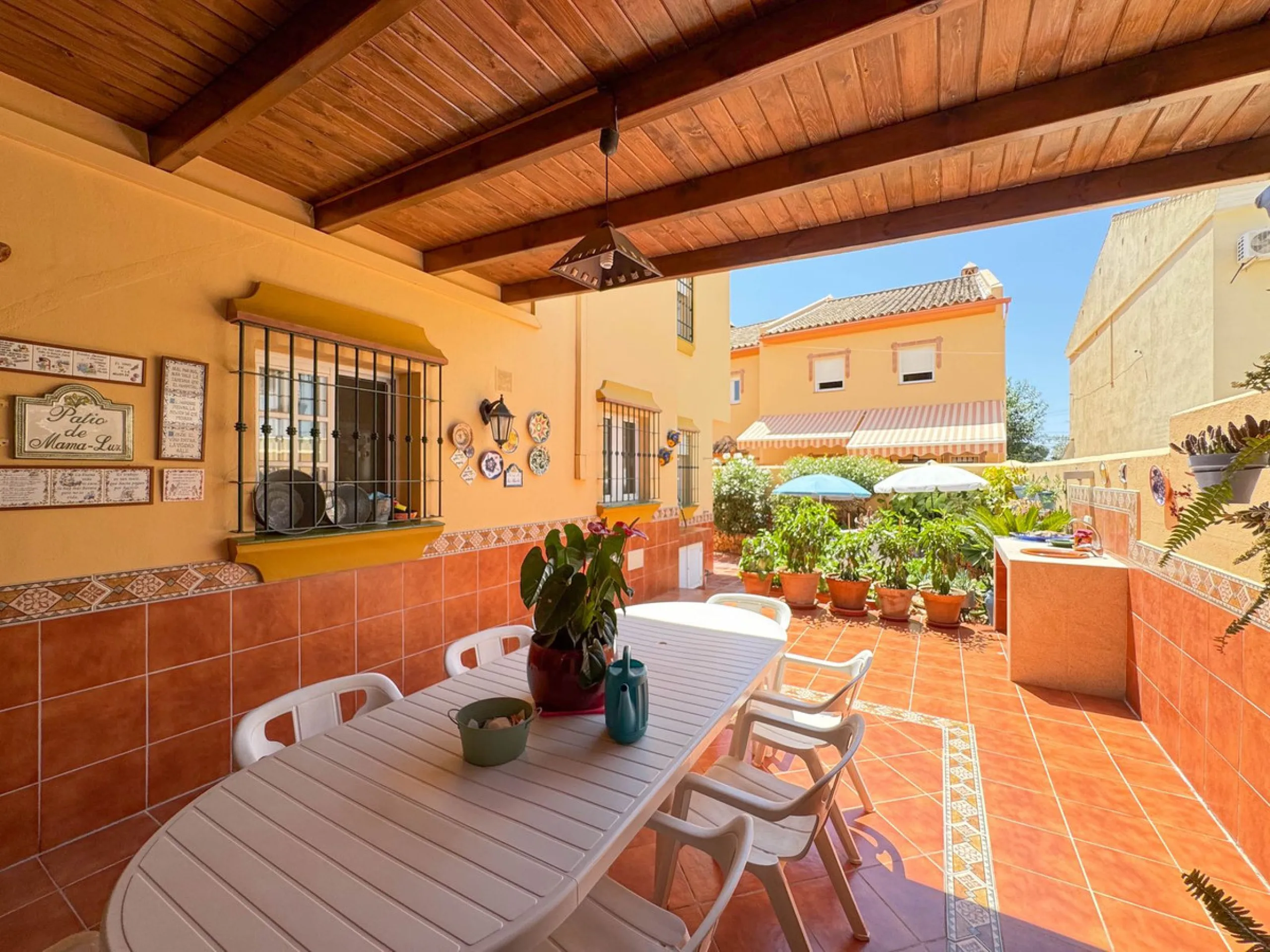 Discover your new home in the prestigious area of El Coto! We present to you this charming two-story semi-detached house, ideal for families seeking comfort and style. With 5 bedrooms and three bathrooms, you'll have the perfect space for every member of 