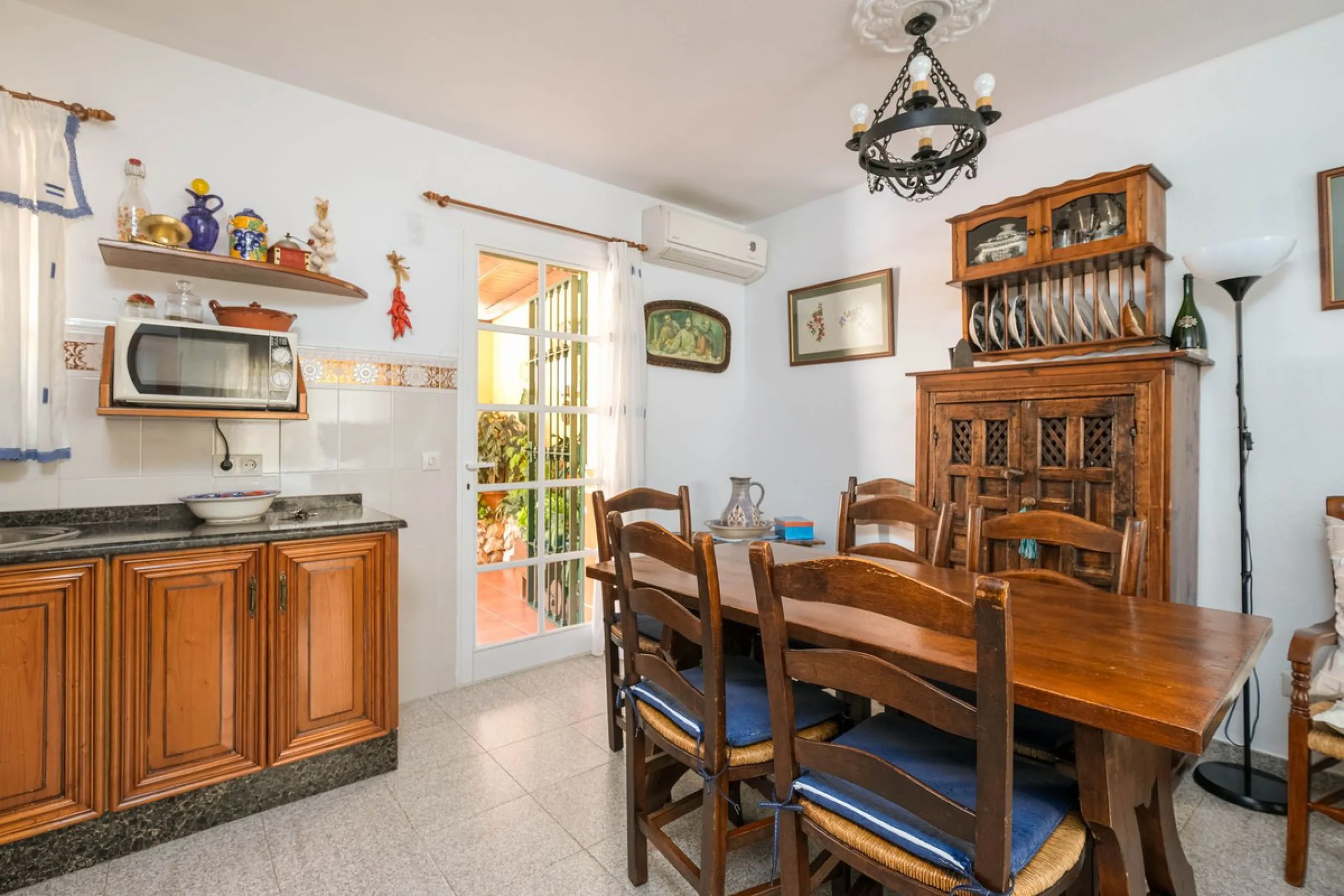 Discover your new home in the prestigious area of El Coto! We present to you this charming two-story semi-detached house, ideal for families seeking comfort and style. With 5 bedrooms and three bathrooms, you'll have the perfect space for every member of 