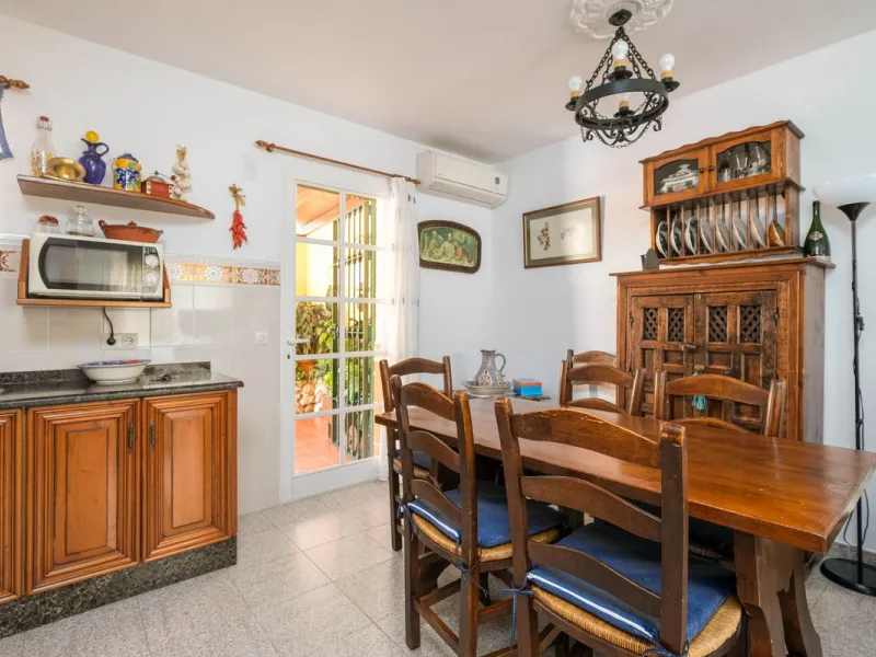 Discover your new home in the prestigious area of El Coto! We present to you this charming two-story semi-detached house, ideal for families seeking comfort and style. With 5 bedrooms and three bathrooms, you'll have the perfect space for every member of 