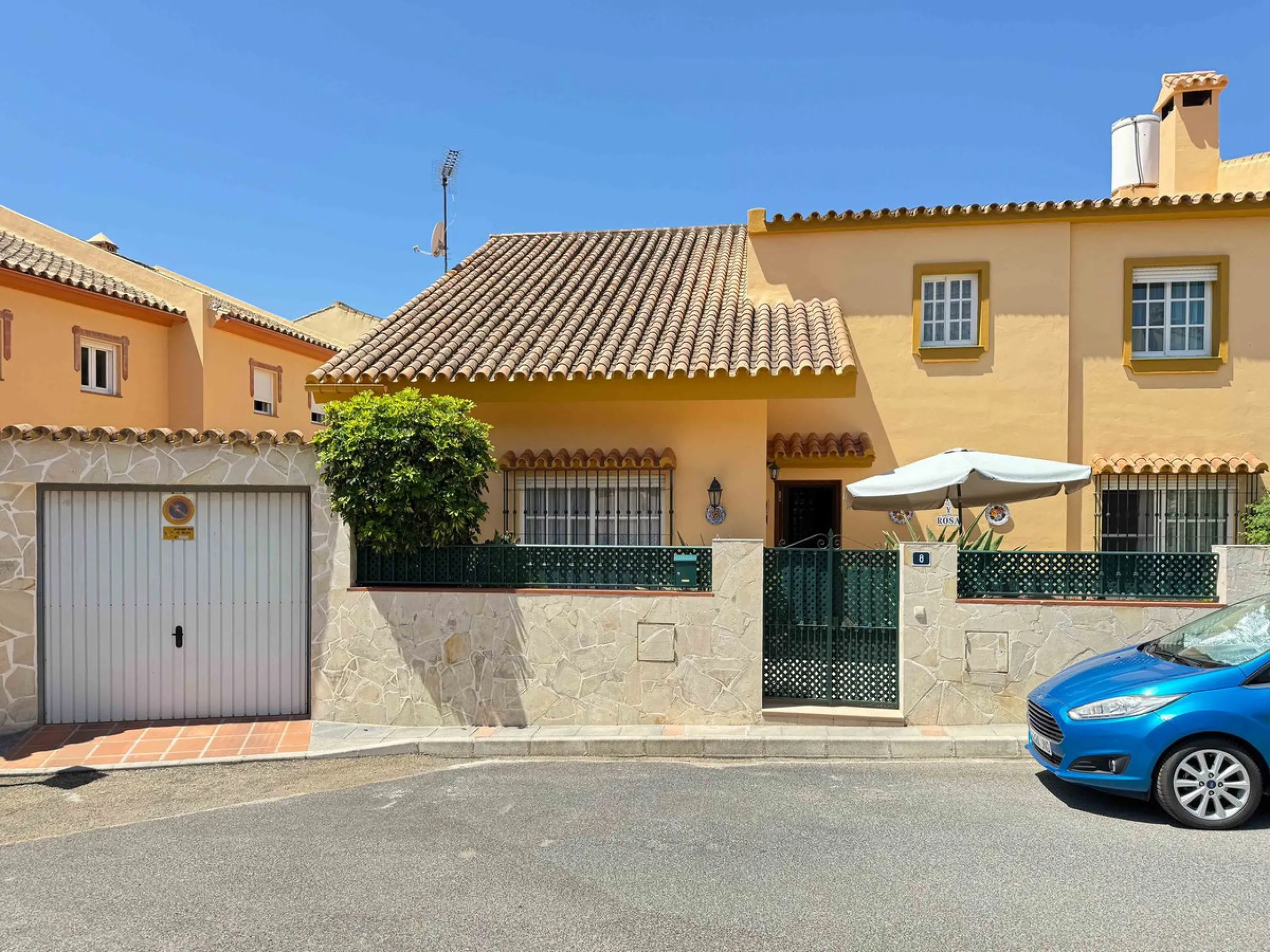 Discover your new home in the prestigious area of El Coto! We present to you this charming two-story semi-detached house, ideal for families seeking comfort and style. With 5 bedrooms and three bathrooms, you'll have the perfect space for every member of 