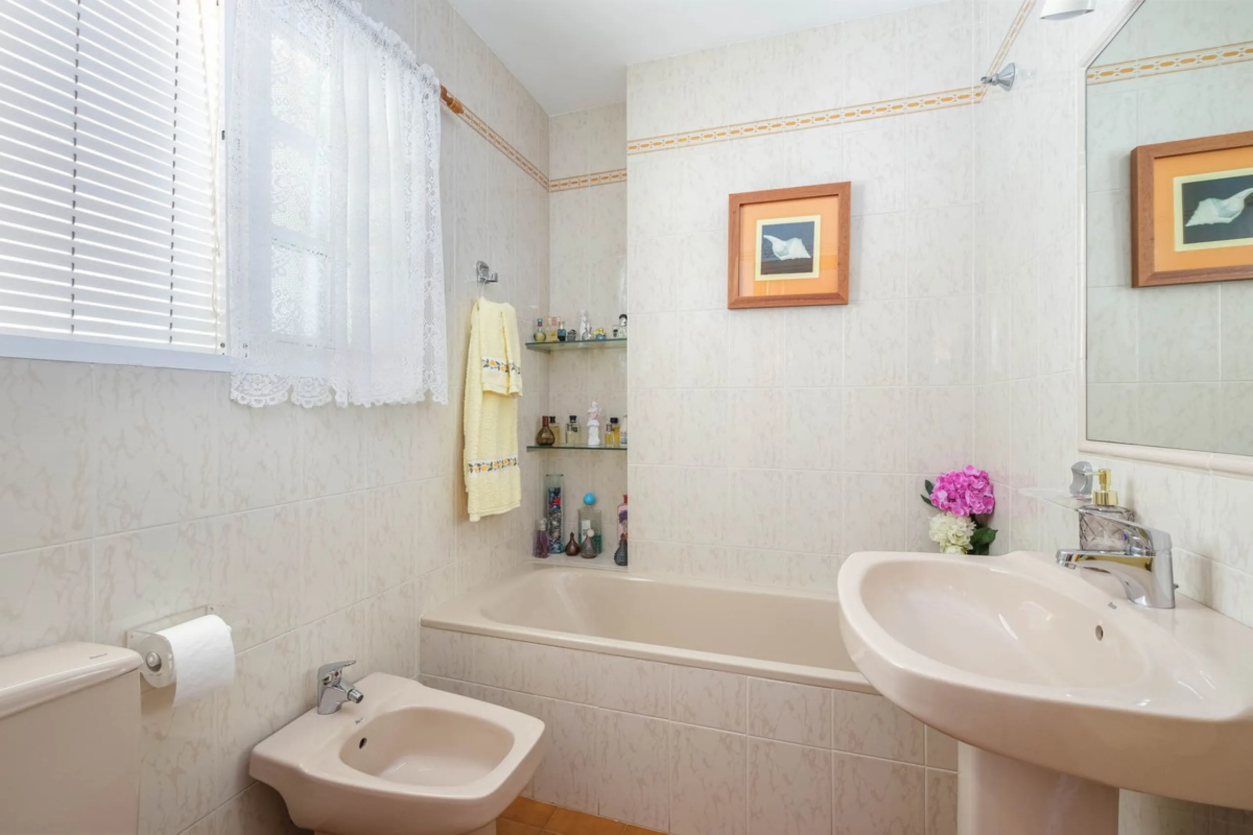 Discover your new home in the prestigious area of El Coto! We present to you this charming two-story semi-detached house, ideal for families seeking comfort and style. With 5 bedrooms and three bathrooms, you'll have the perfect space for every member of 