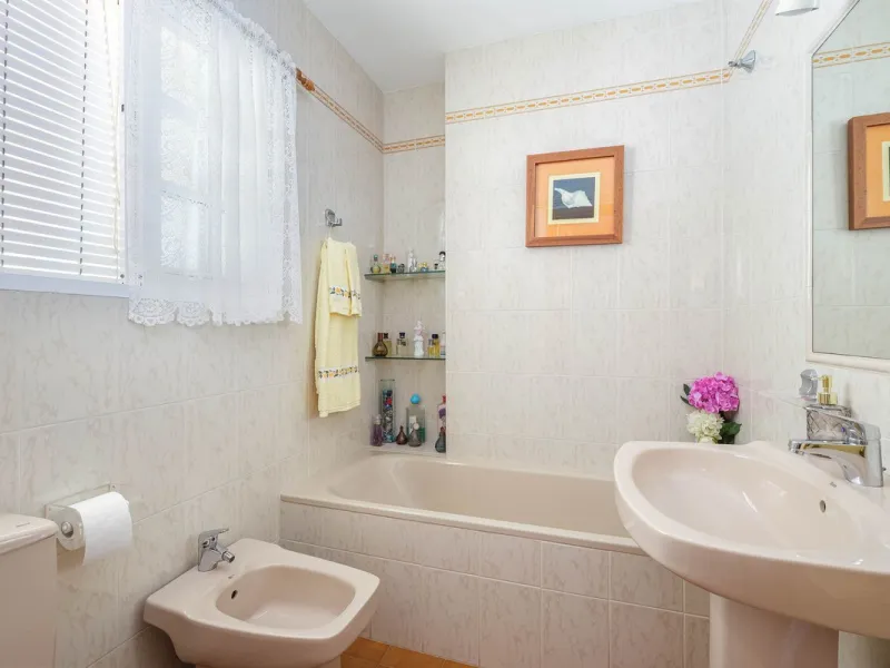 Discover your new home in the prestigious area of El Coto! We present to you this charming two-story semi-detached house, ideal for families seeking comfort and style. With 5 bedrooms and three bathrooms, you'll have the perfect space for every member of 