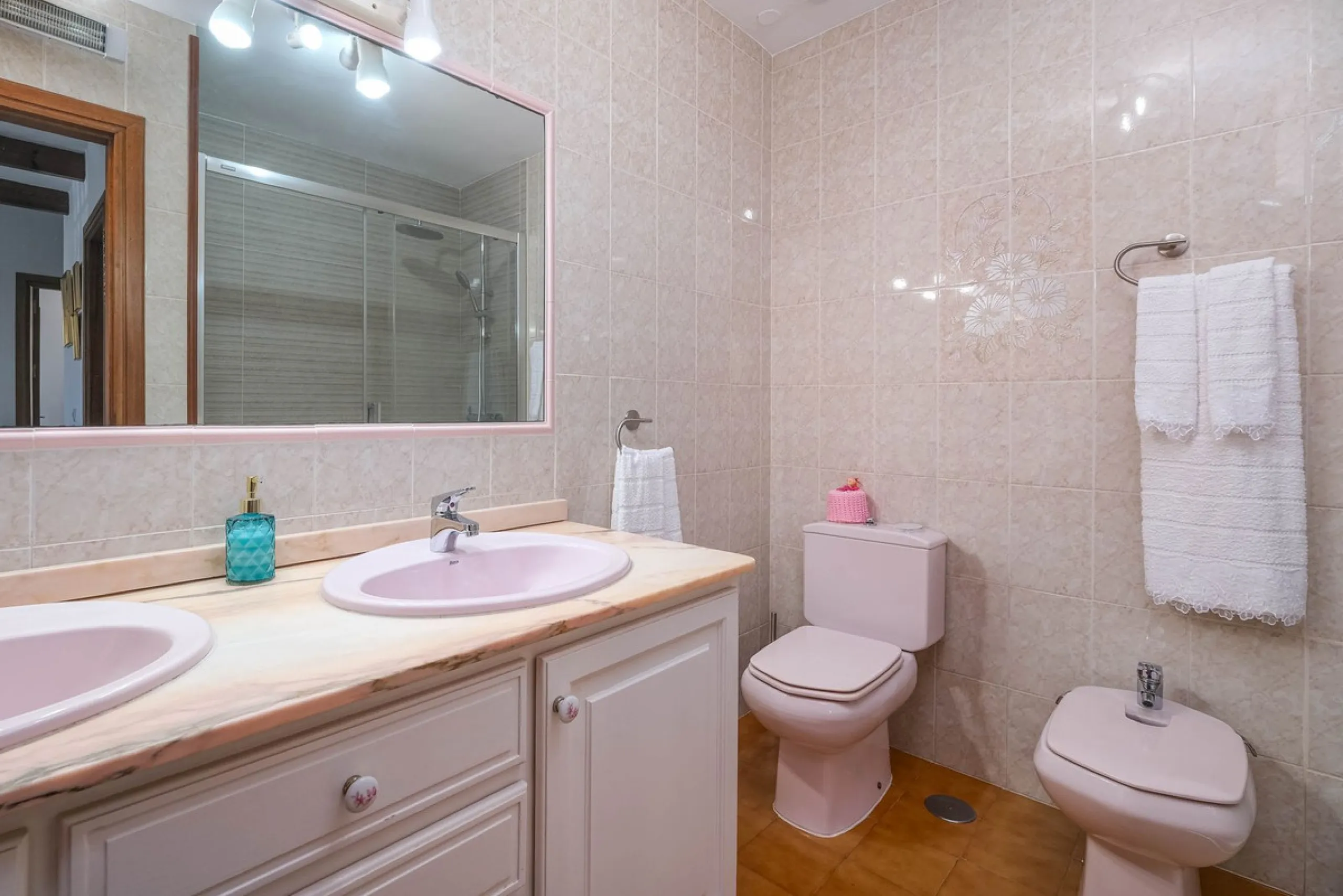 Discover your new home in the prestigious area of El Coto! We present to you this charming two-story semi-detached house, ideal for families seeking comfort and style. With 5 bedrooms and three bathrooms, you'll have the perfect space for every member of 
