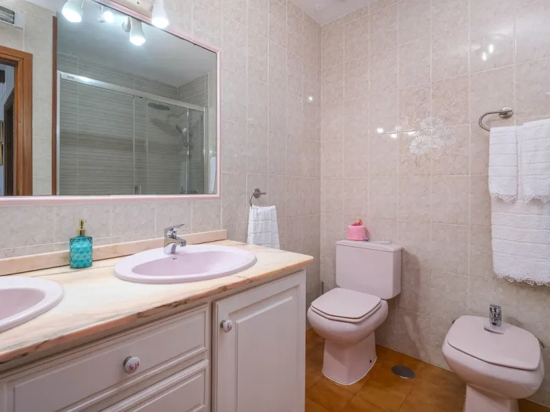 Discover your new home in the prestigious area of El Coto! We present to you this charming two-story semi-detached house, ideal for families seeking comfort and style. With 5 bedrooms and three bathrooms, you'll have the perfect space for every member of 