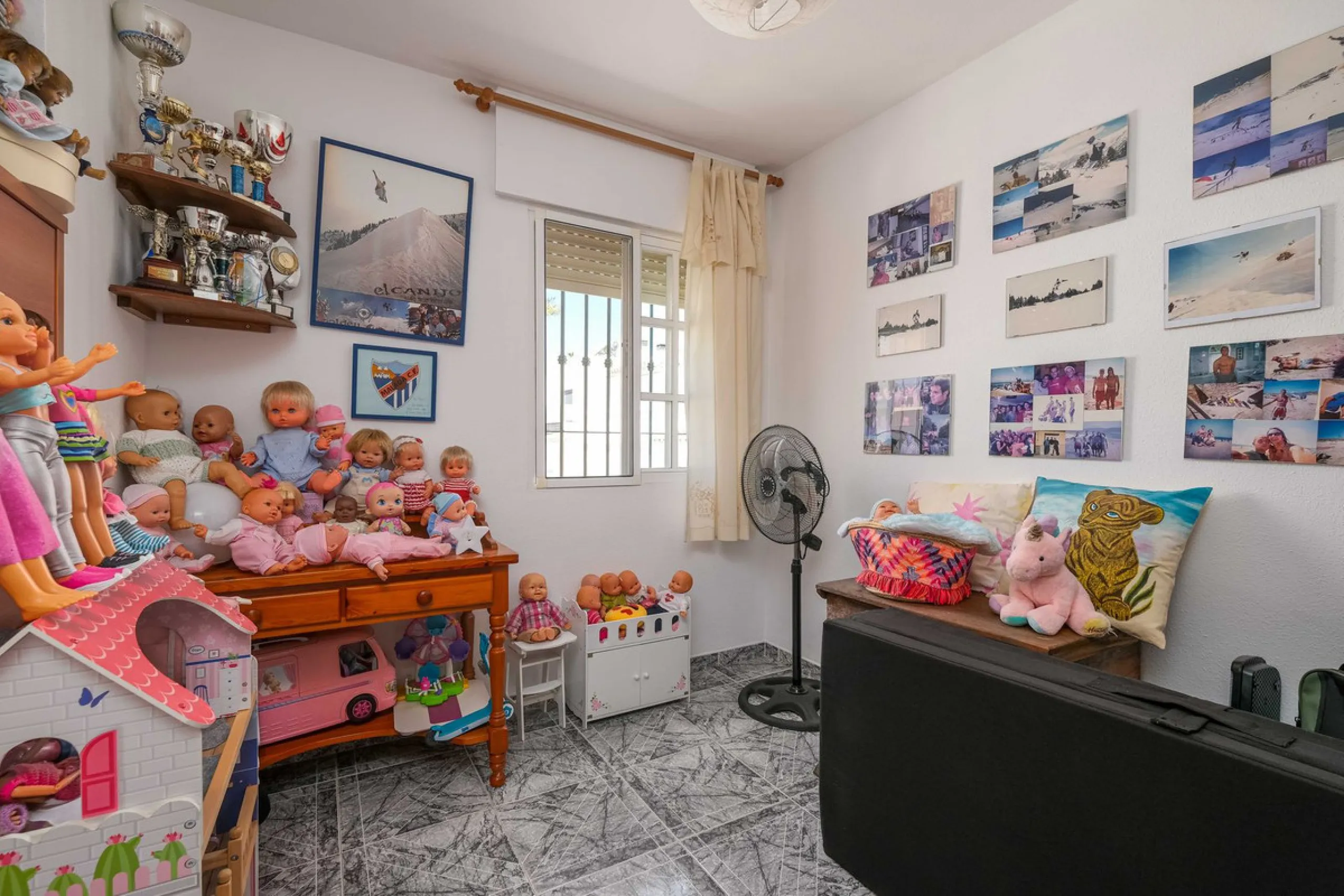 Discover your new home in the prestigious area of El Coto! We present to you this charming two-story semi-detached house, ideal for families seeking comfort and style. With 5 bedrooms and three bathrooms, you'll have the perfect space for every member of 
