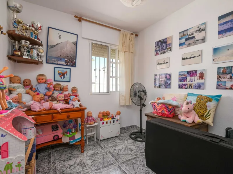 Discover your new home in the prestigious area of El Coto! We present to you this charming two-story semi-detached house, ideal for families seeking comfort and style. With 5 bedrooms and three bathrooms, you'll have the perfect space for every member of 