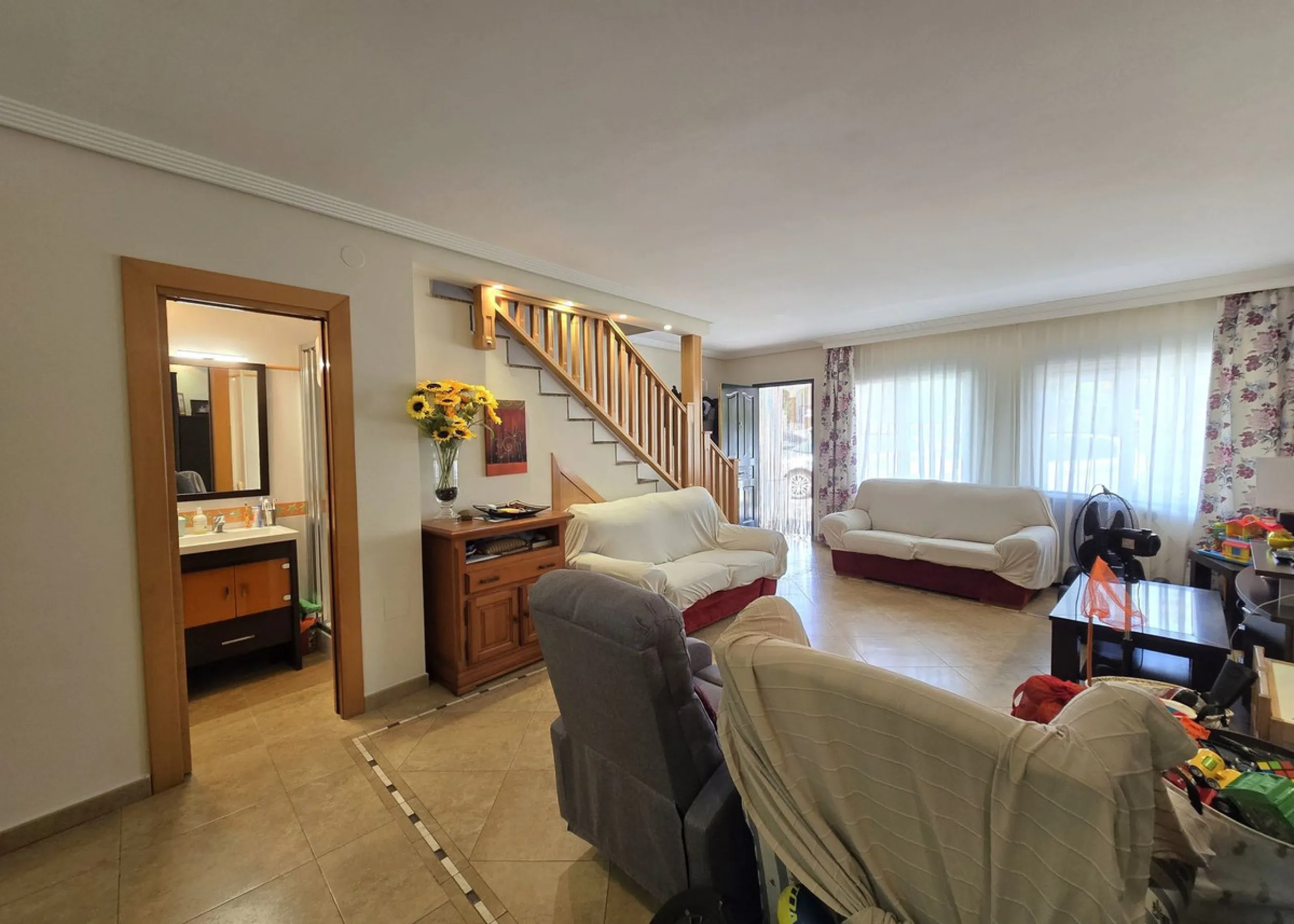 Charming townhouse situated in the heart of La Cala de Mijas, within a stone's throw from the beach. This 106m² house combines traditional Andalusian charm with all modern comforts, perfect for those looking for a comfortable home in a picturesque setting