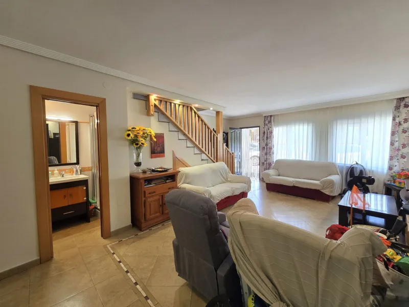 Charming townhouse situated in the heart of La Cala de Mijas, within a stone's throw from the beach. This 106m² house combines traditional Andalusian charm with all modern comforts, perfect for those looking for a comfortable home in a picturesque setting