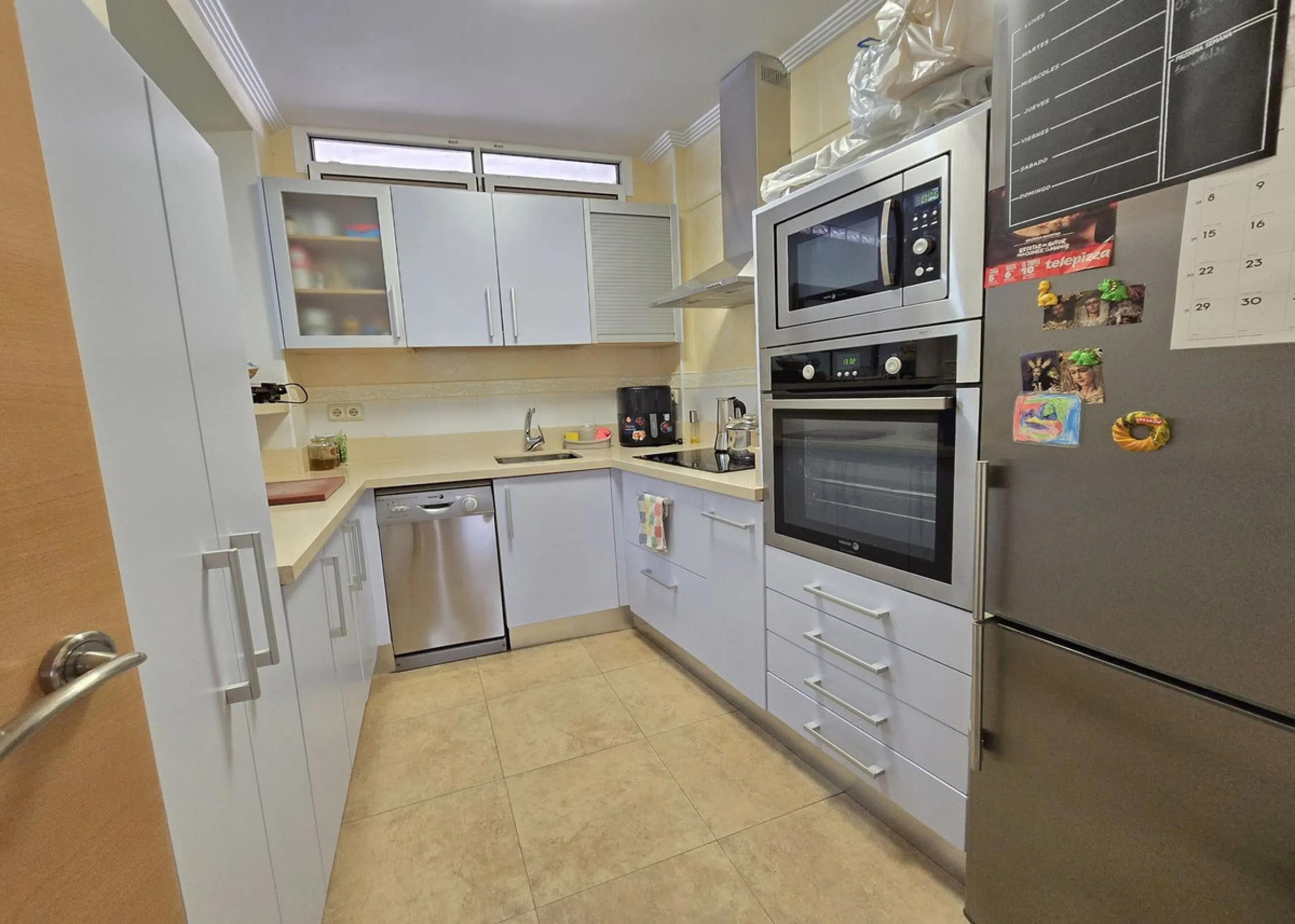 Charming townhouse situated in the heart of La Cala de Mijas, within a stone's throw from the beach. This 106m² house combines traditional Andalusian charm with all modern comforts, perfect for those looking for a comfortable home in a picturesque setting
