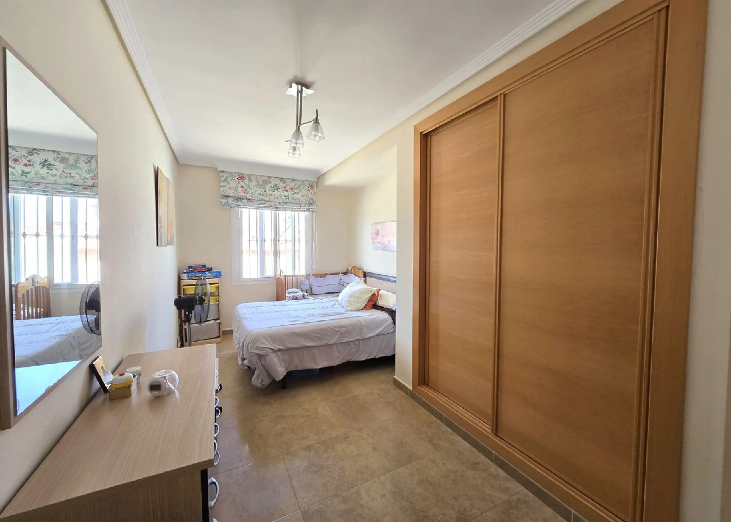 Charming townhouse situated in the heart of La Cala de Mijas, within a stone's throw from the beach. This 106m² house combines traditional Andalusian charm with all modern comforts, perfect for those looking for a comfortable home in a picturesque setting