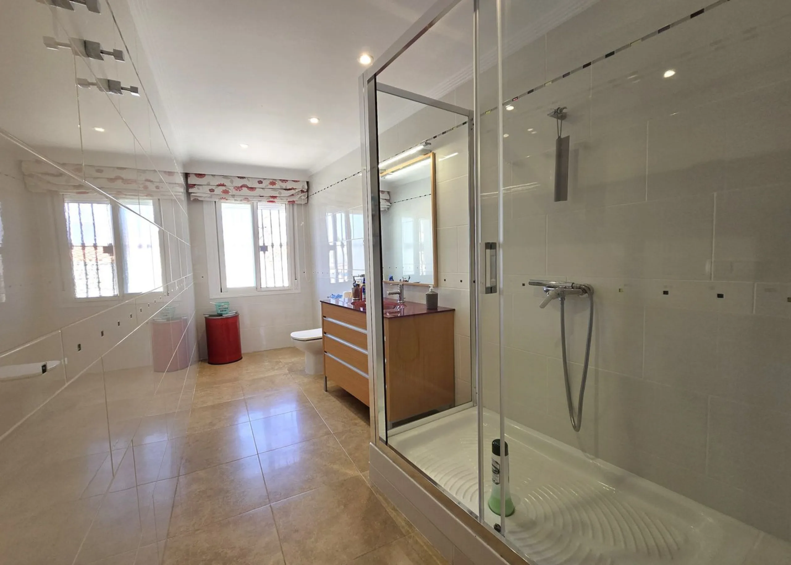 Charming townhouse situated in the heart of La Cala de Mijas, within a stone's throw from the beach. This 106m² house combines traditional Andalusian charm with all modern comforts, perfect for those looking for a comfortable home in a picturesque setting