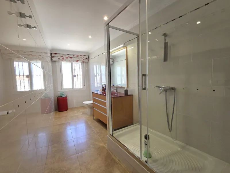 Charming townhouse situated in the heart of La Cala de Mijas, within a stone's throw from the beach. This 106m² house combines traditional Andalusian charm with all modern comforts, perfect for those looking for a comfortable home in a picturesque setting