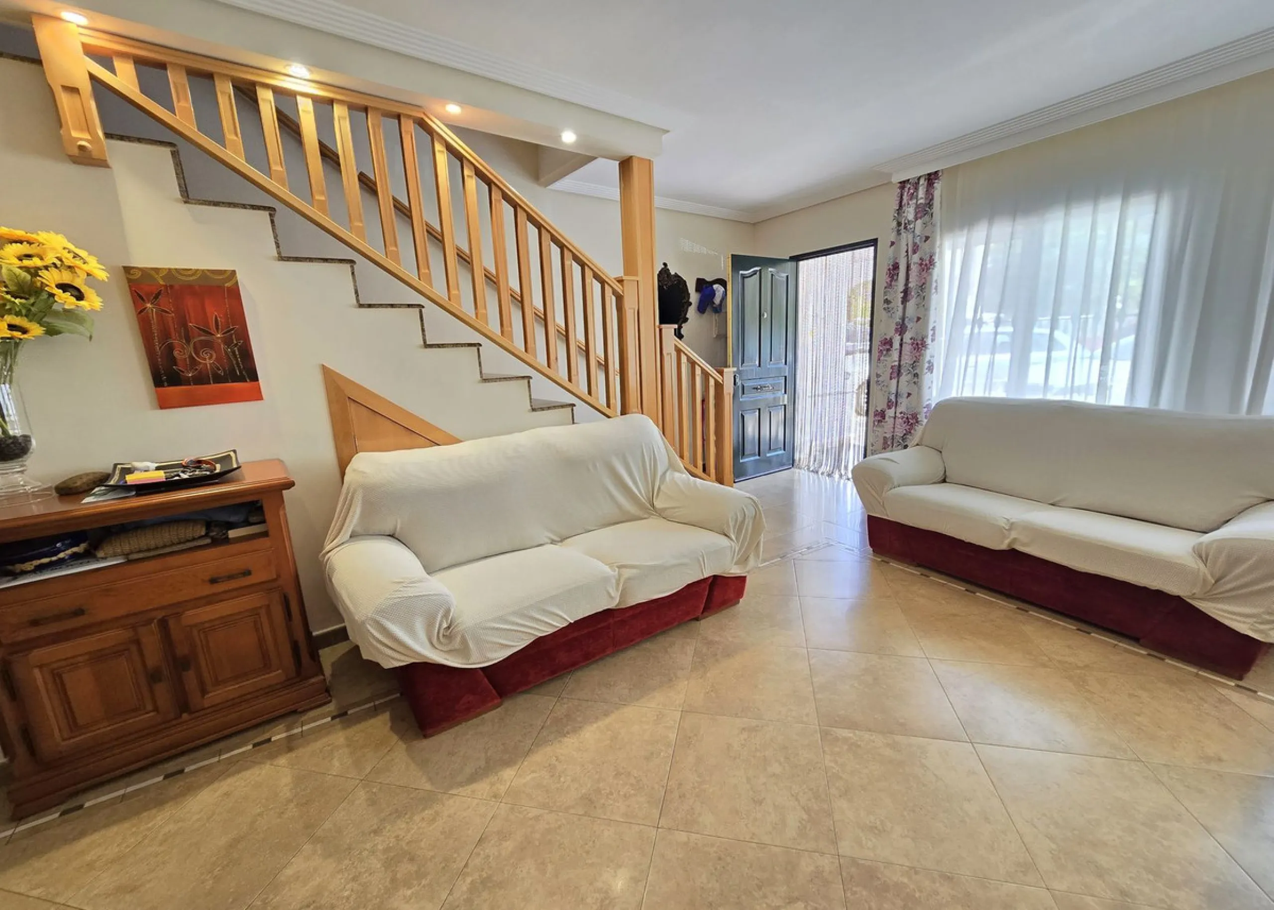 Charming townhouse situated in the heart of La Cala de Mijas, within a stone's throw from the beach. This 106m² house combines traditional Andalusian charm with all modern comforts, perfect for those looking for a comfortable home in a picturesque setting