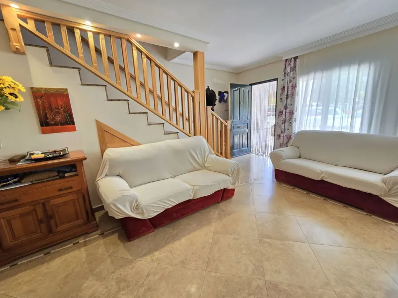 Charming townhouse situated in the heart of La Cala de Mijas, within a stone's throw from the beach. This 106m² house combines traditional Andalusian charm with all modern comforts, perfect for those looking for a comfortable home in a picturesque setting