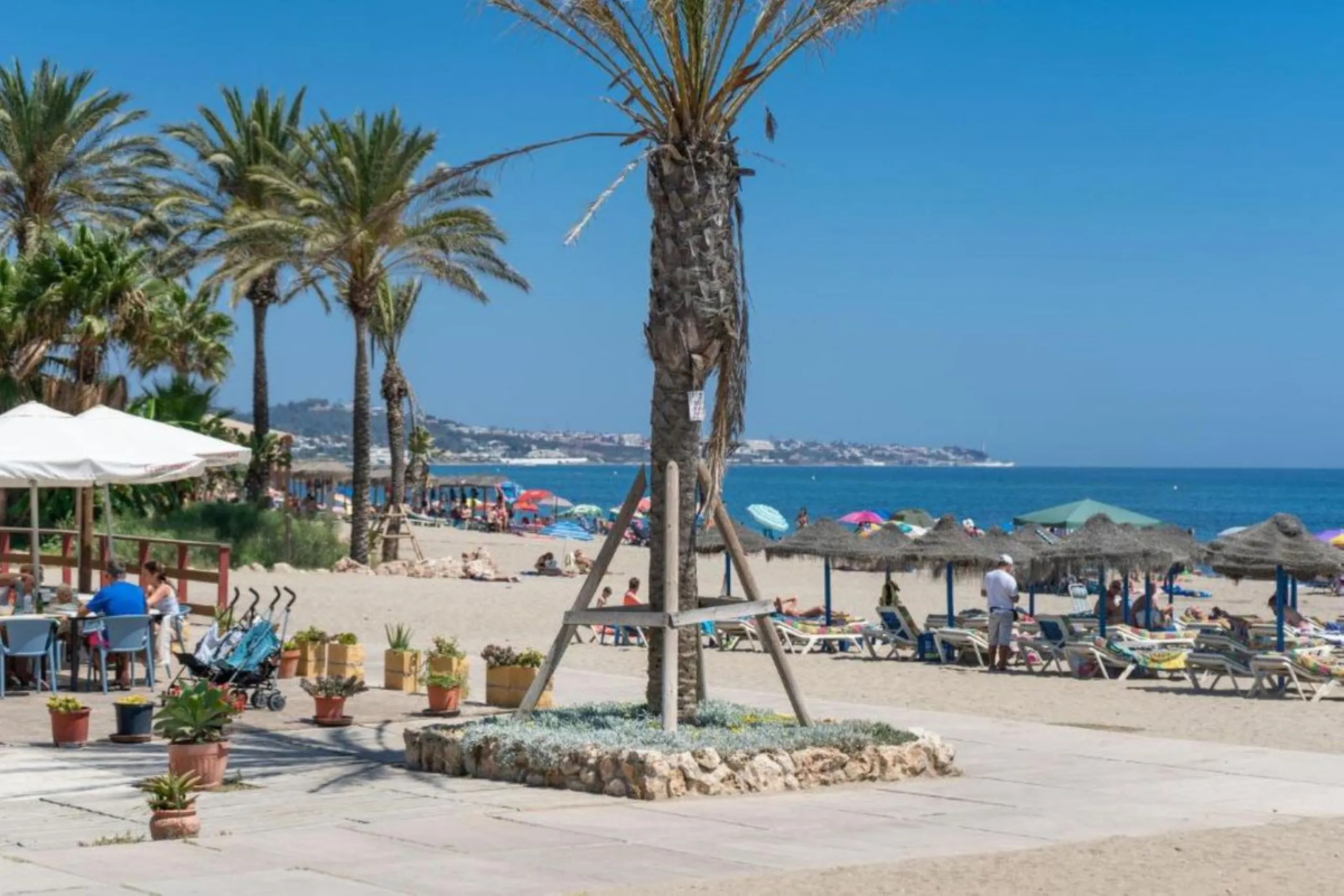 Charming townhouse situated in the heart of La Cala de Mijas, within a stone's throw from the beach. This 106m² house combines traditional Andalusian charm with all modern comforts, perfect for those looking for a comfortable home in a picturesque setting