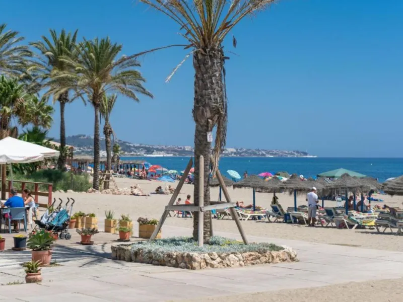 Charming townhouse situated in the heart of La Cala de Mijas, within a stone's throw from the beach. This 106m² house combines traditional Andalusian charm with all modern comforts, perfect for those looking for a comfortable home in a picturesque setting