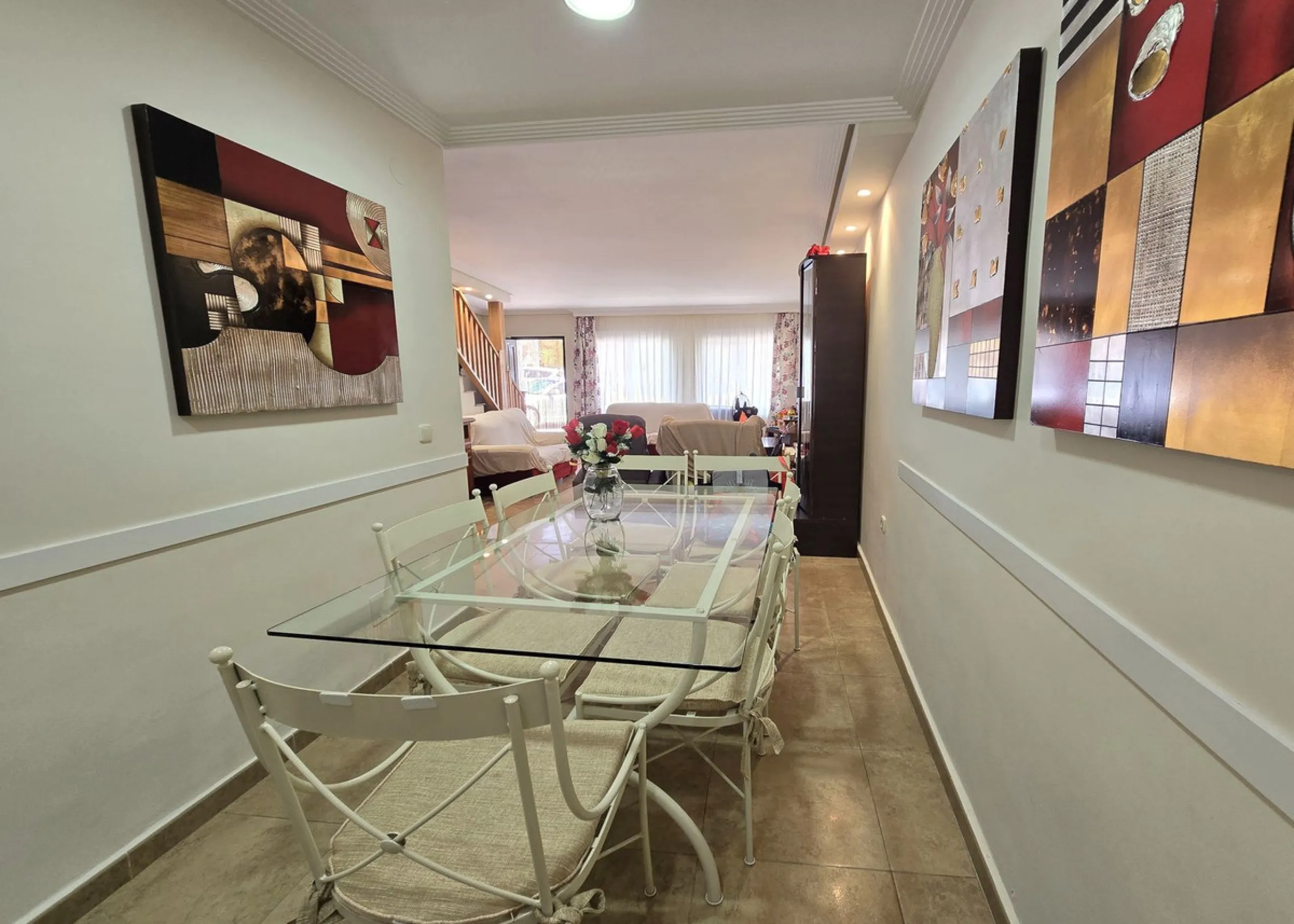 Charming townhouse situated in the heart of La Cala de Mijas, within a stone's throw from the beach. This 106m² house combines traditional Andalusian charm with all modern comforts, perfect for those looking for a comfortable home in a picturesque setting