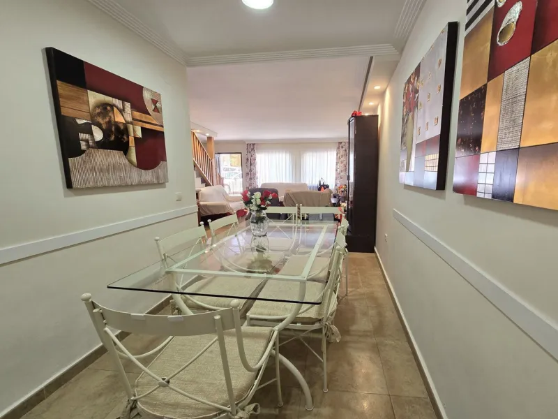 Charming townhouse situated in the heart of La Cala de Mijas, within a stone's throw from the beach. This 106m² house combines traditional Andalusian charm with all modern comforts, perfect for those looking for a comfortable home in a picturesque setting