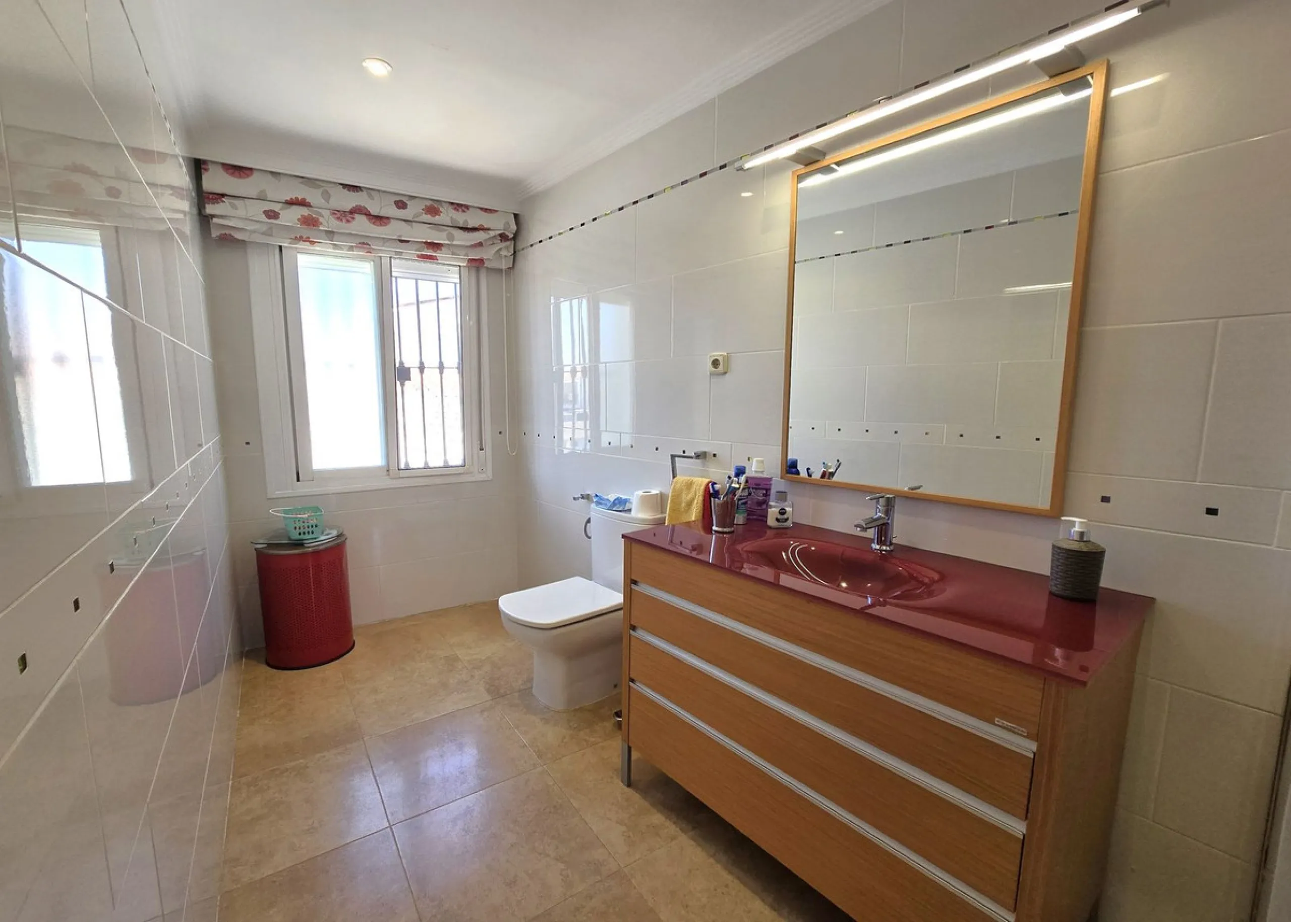 Charming townhouse situated in the heart of La Cala de Mijas, within a stone's throw from the beach. This 106m² house combines traditional Andalusian charm with all modern comforts, perfect for those looking for a comfortable home in a picturesque setting