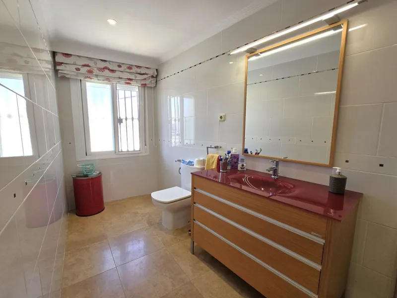 Charming townhouse situated in the heart of La Cala de Mijas, within a stone's throw from the beach. This 106m² house combines traditional Andalusian charm with all modern comforts, perfect for those looking for a comfortable home in a picturesque setting