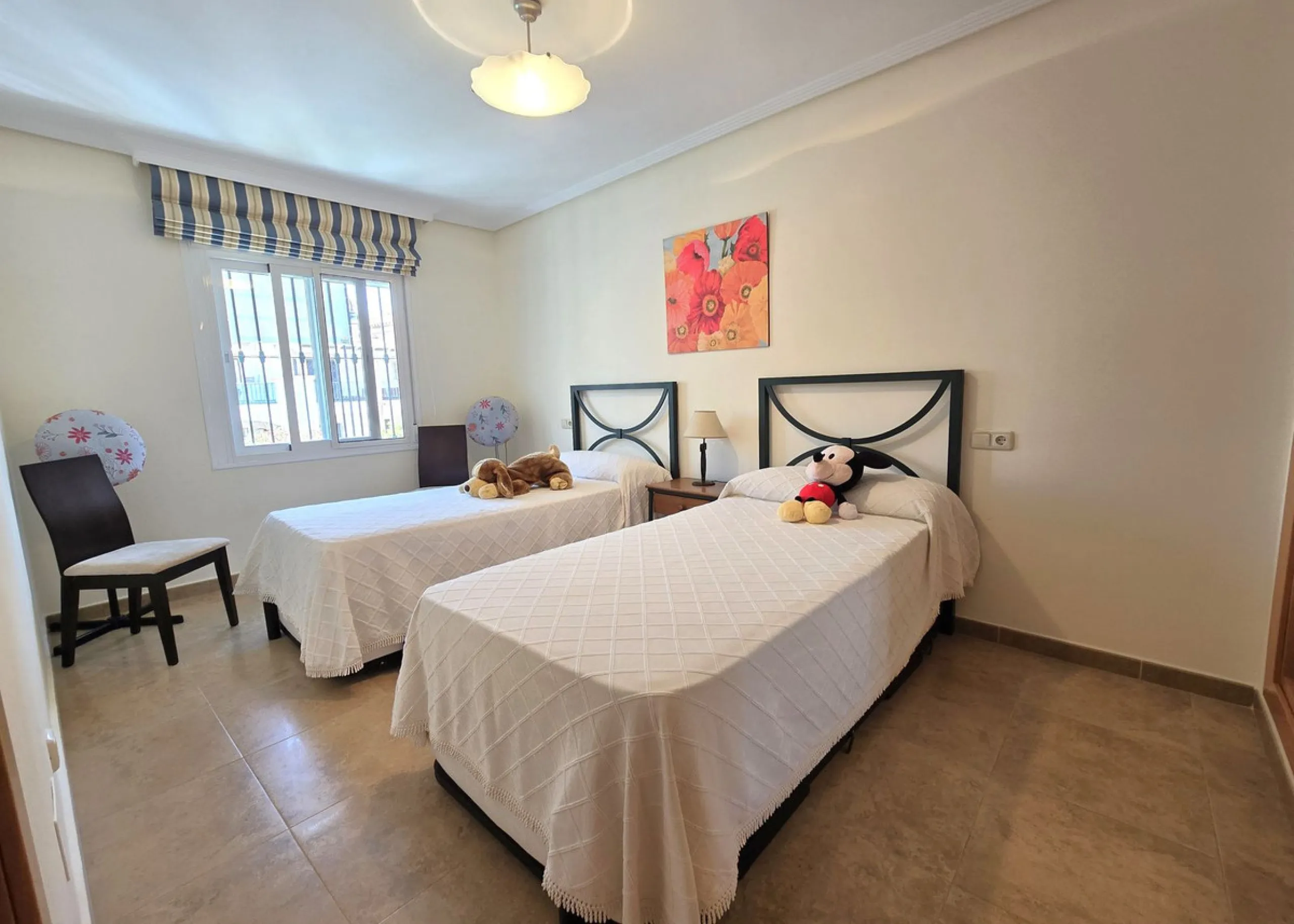 Charming townhouse situated in the heart of La Cala de Mijas, within a stone's throw from the beach. This 106m² house combines traditional Andalusian charm with all modern comforts, perfect for those looking for a comfortable home in a picturesque setting