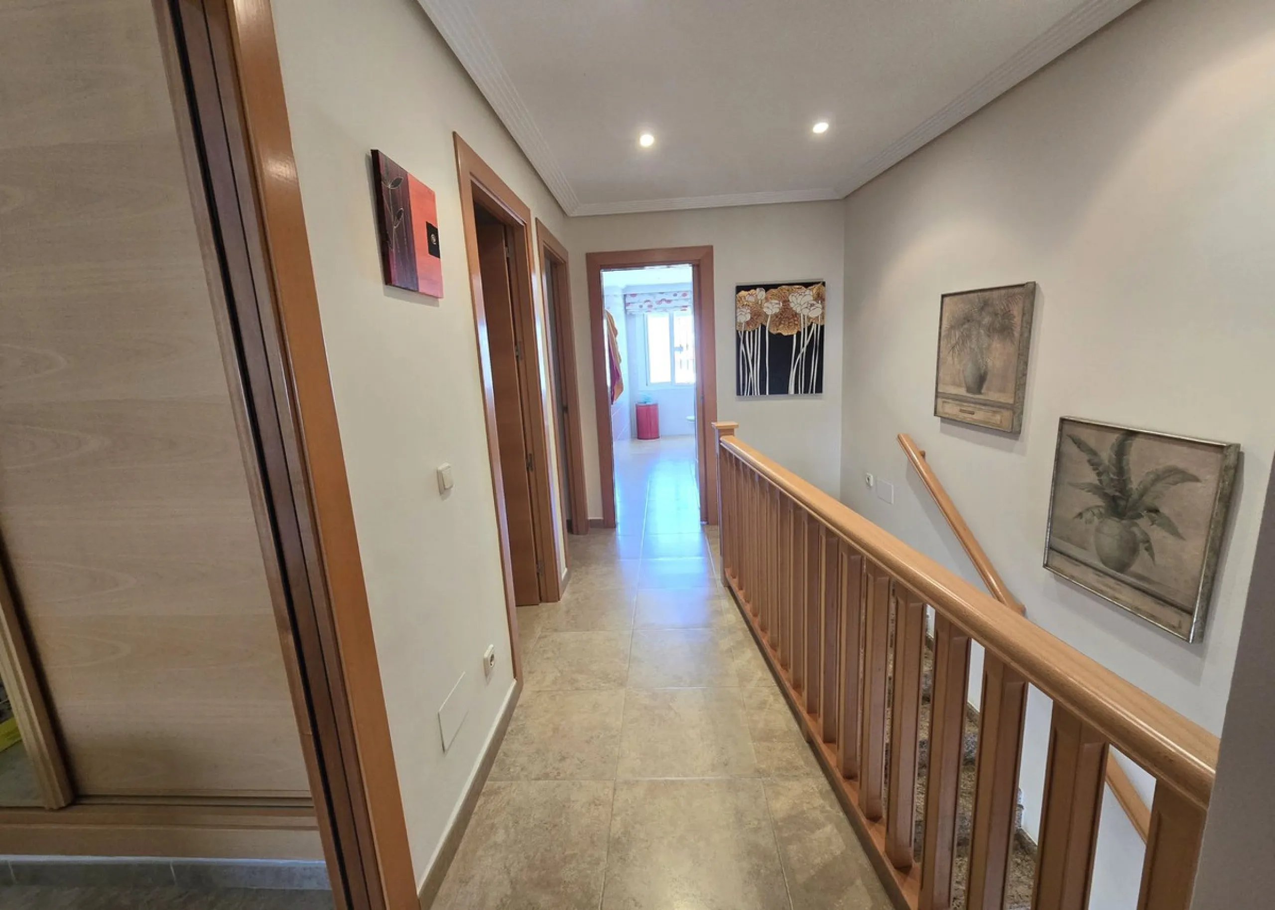 Charming townhouse situated in the heart of La Cala de Mijas, within a stone's throw from the beach. This 106m² house combines traditional Andalusian charm with all modern comforts, perfect for those looking for a comfortable home in a picturesque setting