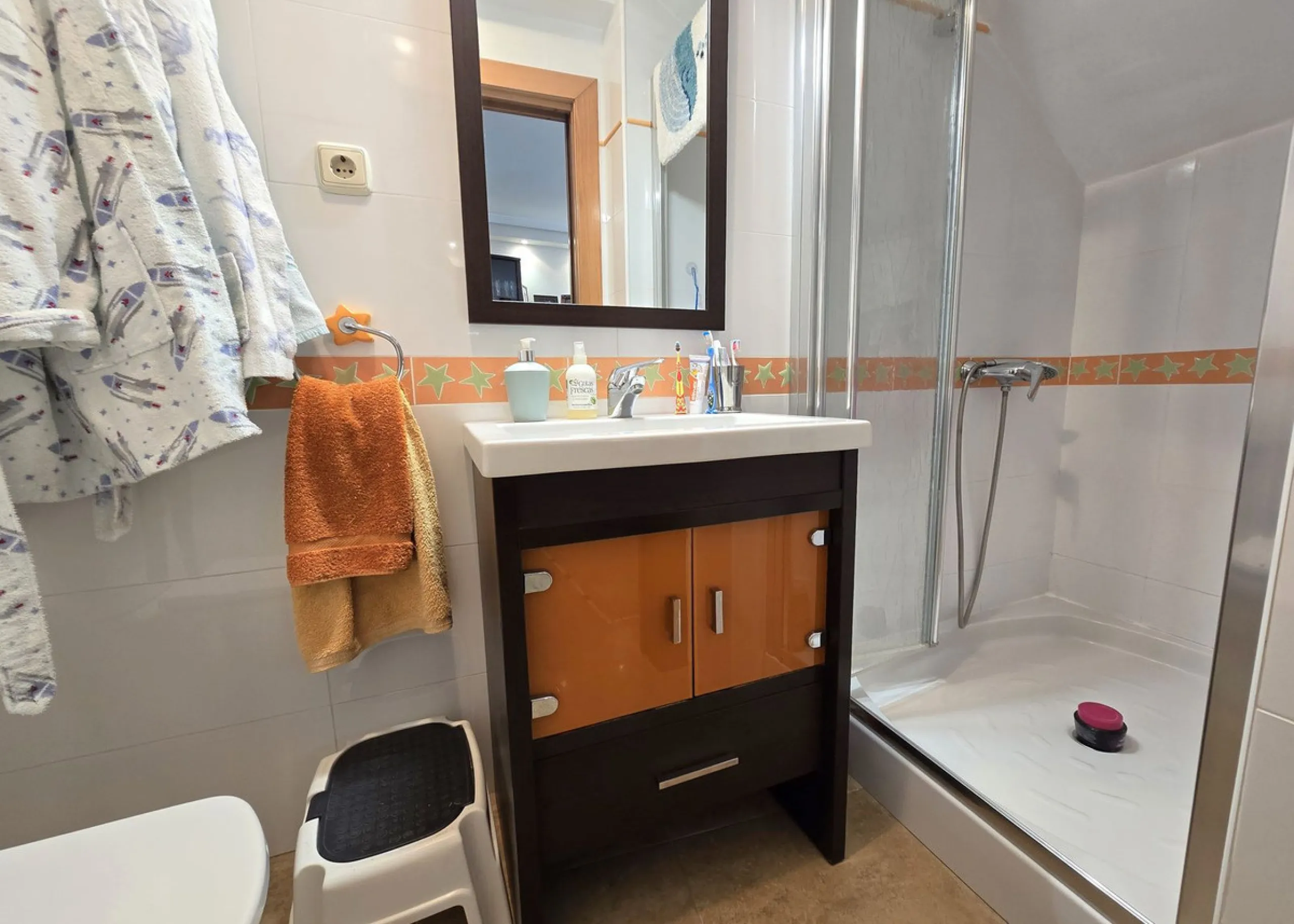Charming townhouse situated in the heart of La Cala de Mijas, within a stone's throw from the beach. This 106m² house combines traditional Andalusian charm with all modern comforts, perfect for those looking for a comfortable home in a picturesque setting