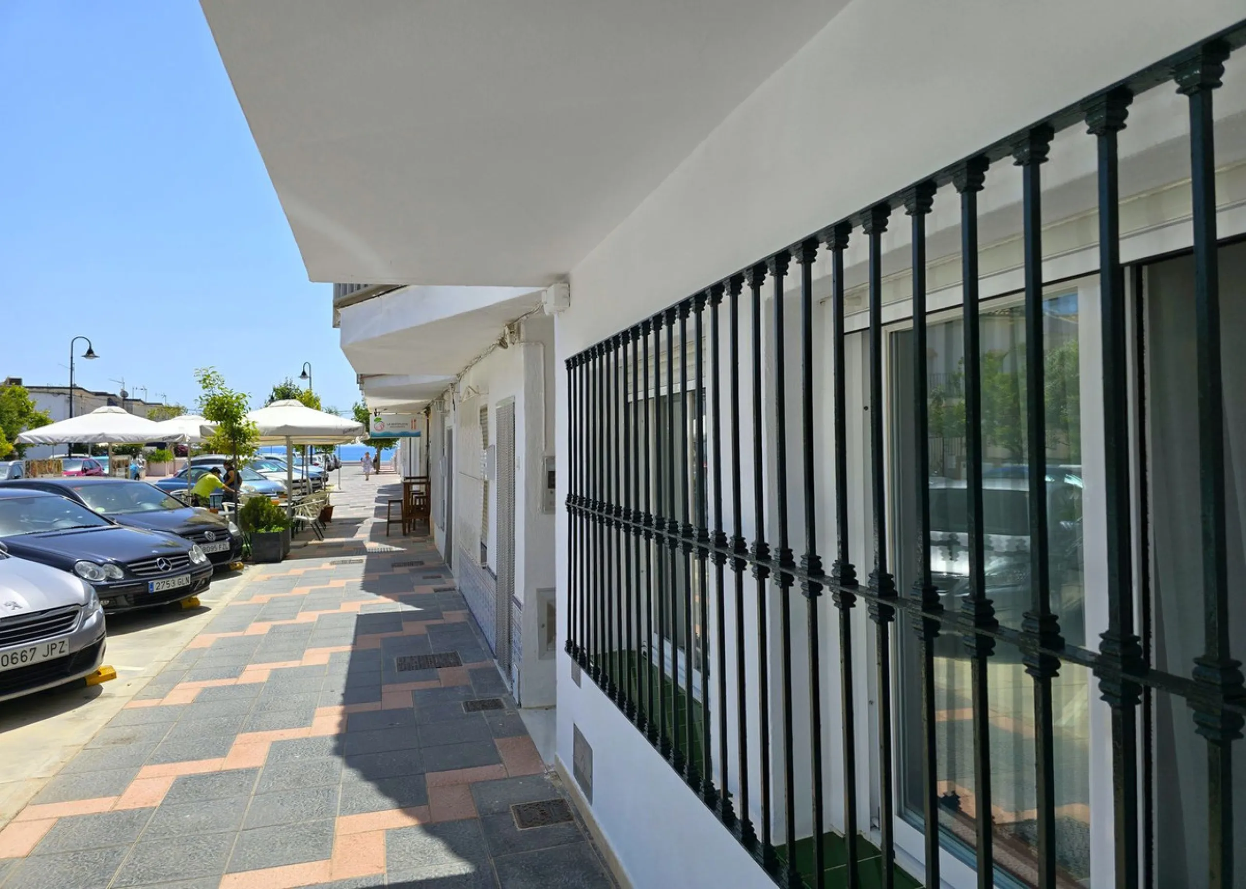 Charming townhouse situated in the heart of La Cala de Mijas, within a stone's throw from the beach. This 106m² house combines traditional Andalusian charm with all modern comforts, perfect for those looking for a comfortable home in a picturesque setting