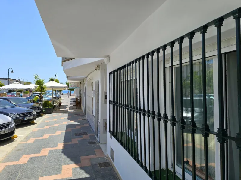 Charming townhouse situated in the heart of La Cala de Mijas, within a stone's throw from the beach. This 106m² house combines traditional Andalusian charm with all modern comforts, perfect for those looking for a comfortable home in a picturesque setting