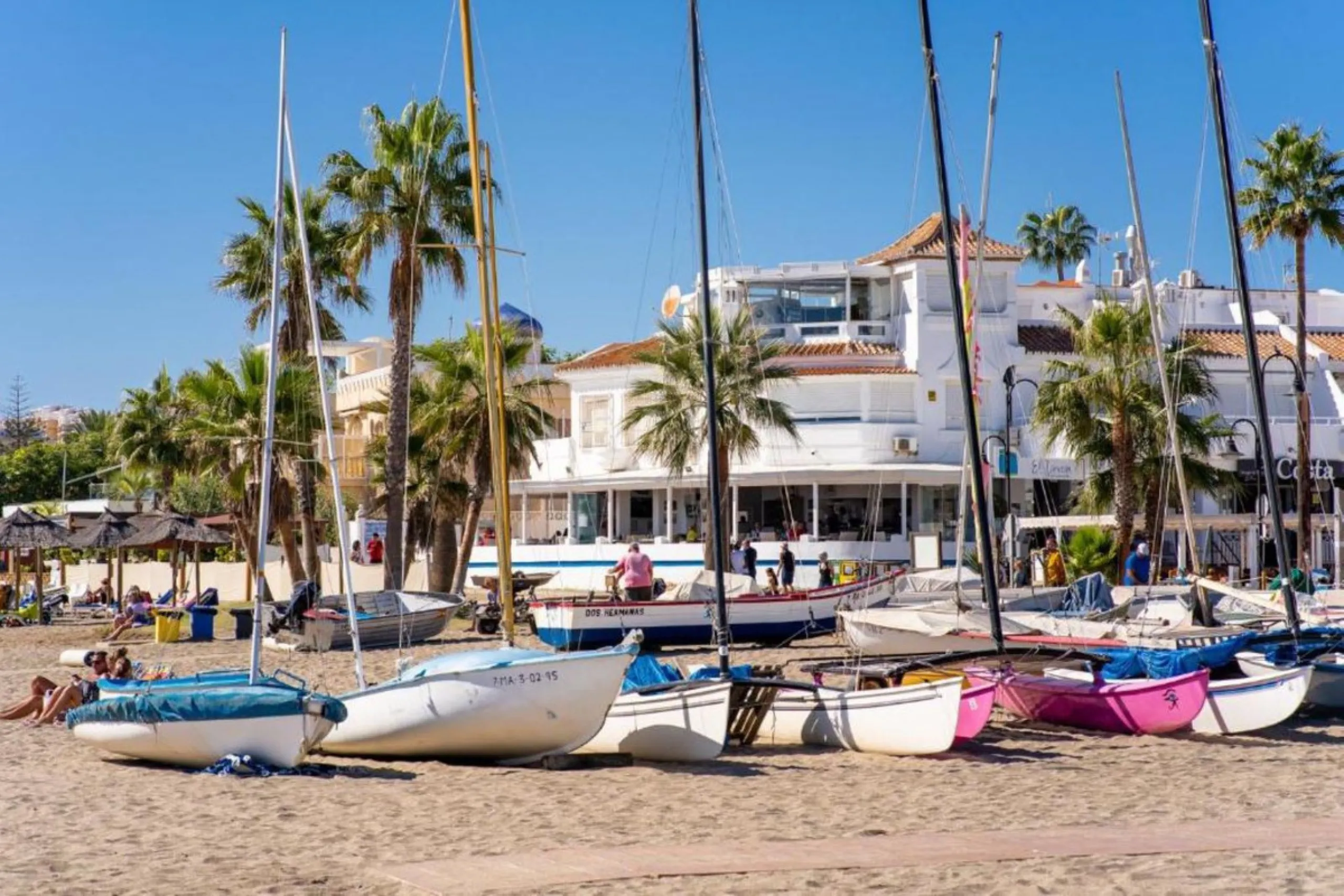 Charming townhouse situated in the heart of La Cala de Mijas, within a stone's throw from the beach. This 106m² house combines traditional Andalusian charm with all modern comforts, perfect for those looking for a comfortable home in a picturesque setting