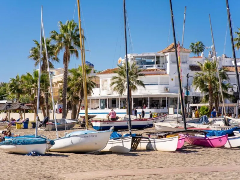 Charming townhouse situated in the heart of La Cala de Mijas, within a stone's throw from the beach. This 106m² house combines traditional Andalusian charm with all modern comforts, perfect for those looking for a comfortable home in a picturesque setting